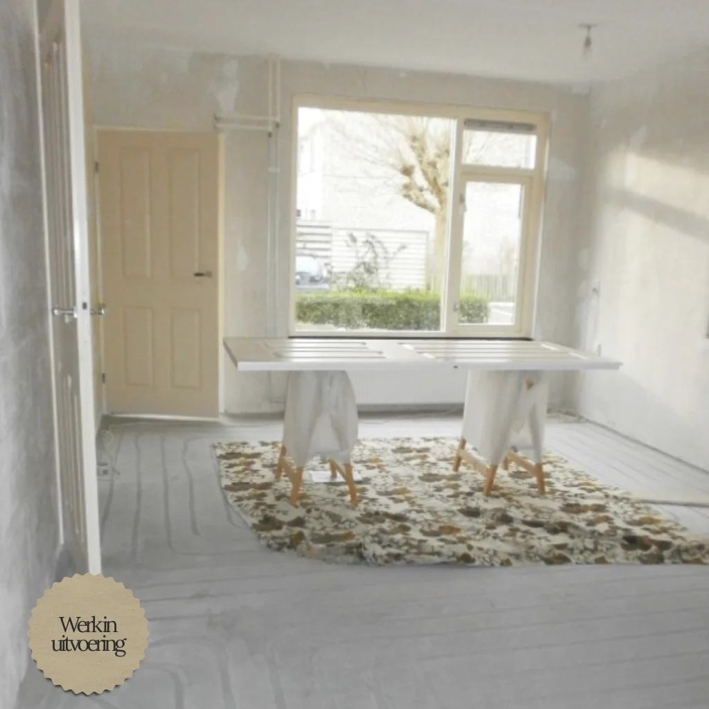 Deze foto toont de voor-situatie van de woonkamer & eetkamer: een lege, lichte ruimte met neutrale wanden, veel daglicht en een open indeling. De grote raampartij en de rustige basis maken de mogelijkheden voor de make-over goed zichtbaar.