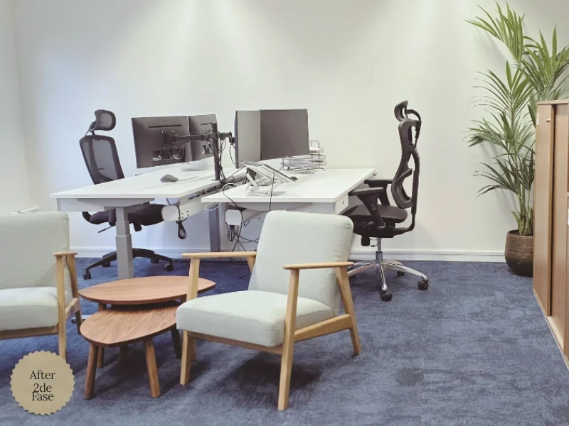 Werkplek binnen de kantoorverbouwing van Select Uitzendbureau B.V. met elektrisch verstelbare bureaus, ergonomische bureaustoelen en een rustige zithoek die comfort en functionaliteit samenbrengt. Interieuradvies, ontwerp en styling door En-Casa Inte