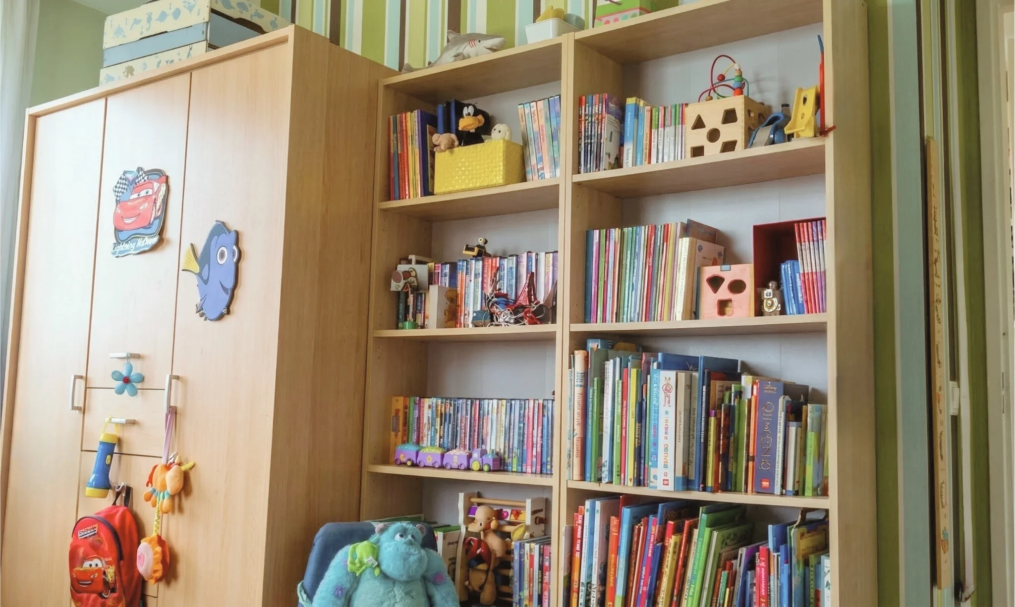 Before: een kamer met veel zichtbare spullen en open opbergruimte. Praktisch, maar visueel onrustig en nog duidelijk een kinderkamer. En-Casa bracht later balans in de indeling, zodat de kamer stoer en overzichtelijk werd.