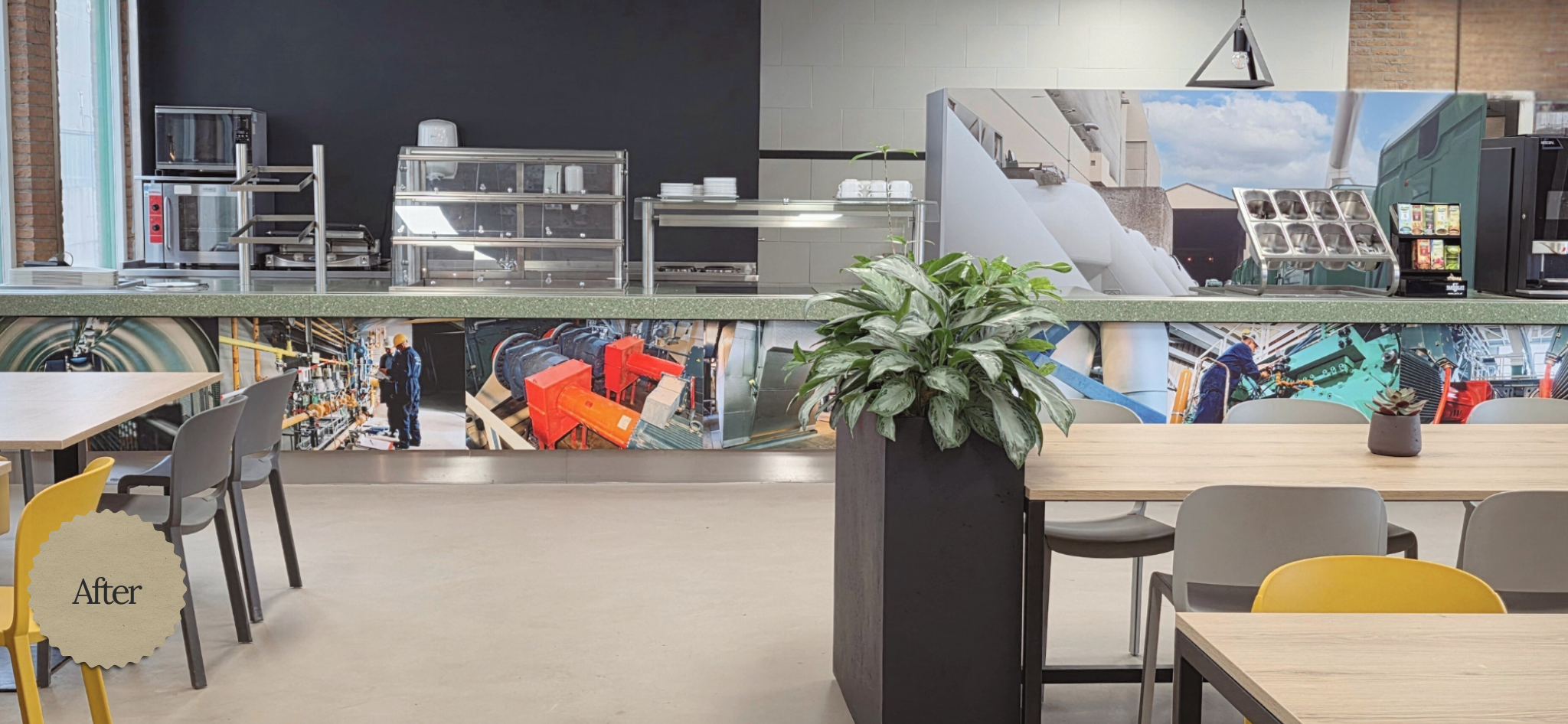 Een brede blik op de vernieuwde bedrijfsruimte met de lange toonbank als eyecatcher, afgewerkt met een fotoprint van fabrieksscènes. De combinatie van industriële details, rustige vloer en een frisse plant zorgt voor een moderne, open uitstraling met