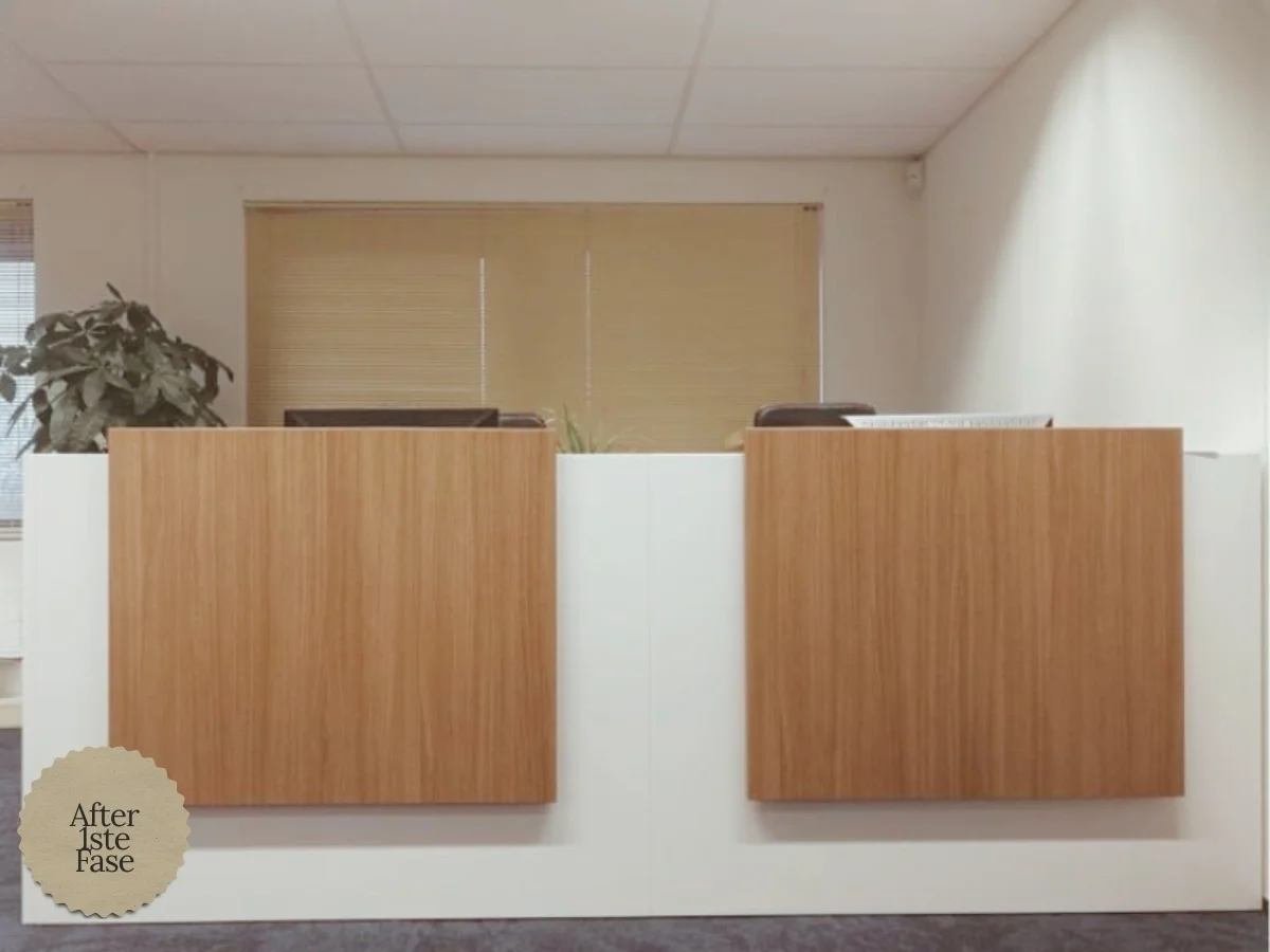Strakke, moderne receptiebalie met eikenhouten fronten en wit paneel in een lichte kantoorentree. Tijdloos interieurdetail dat rust, professionaliteit en een warme ontvangst uitstraalt -interieuradvies, interieurontwerp en styling door En-Casa Interi