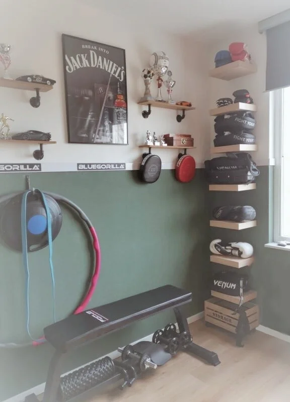 Deze sporthoek is stoer, praktisch en persoonlijk. En-Casa combineerde de groene lambrisering met industriële details en een strak opbergsysteem voor de sportitems. Zo krijgt de kamer karakter, maar blijft hij functioneel en zonder poespas.
Link