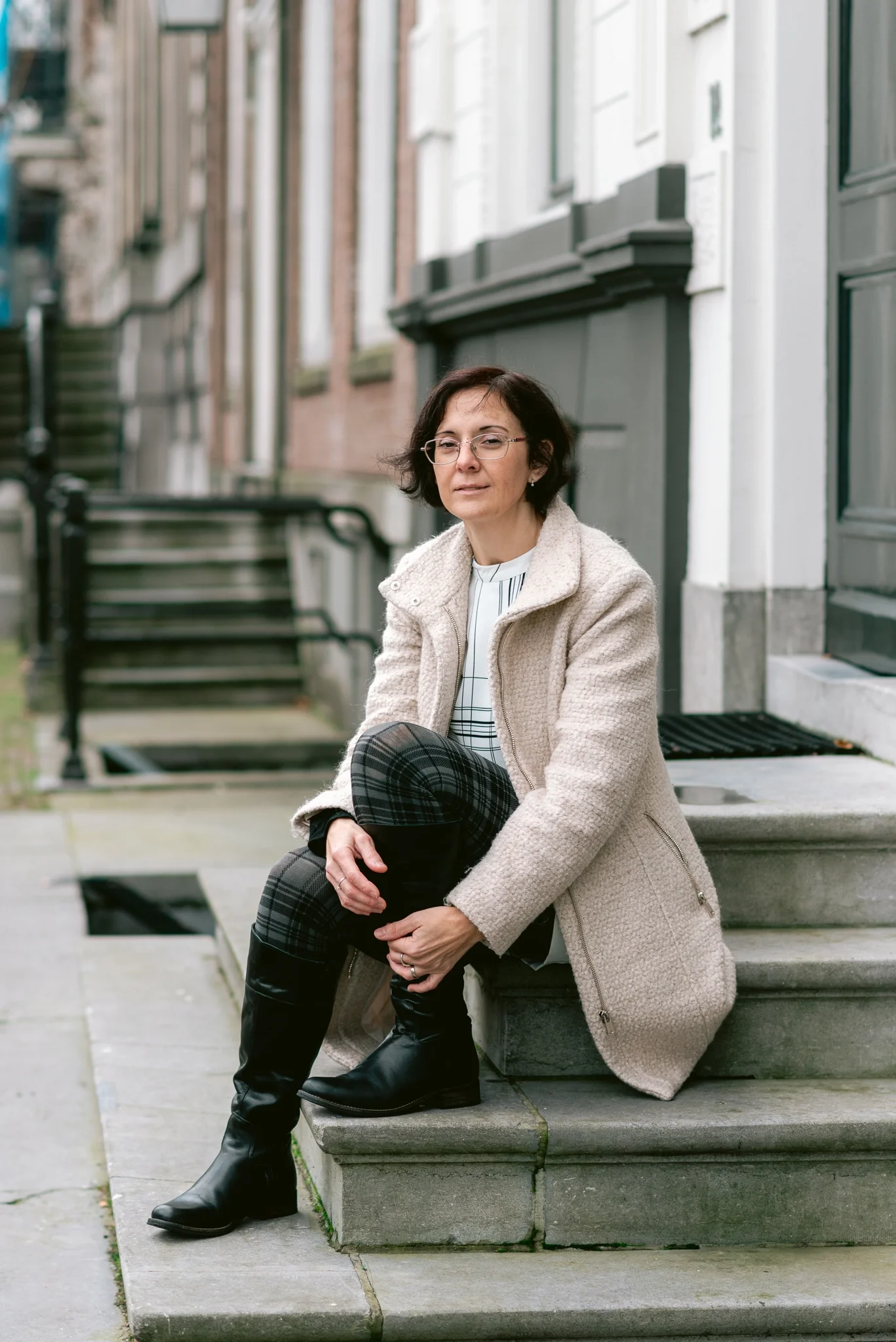 Marisa Uceda van En-Casa Interiors in een stijlvol buitenportret als interieurstylist en ontwerper