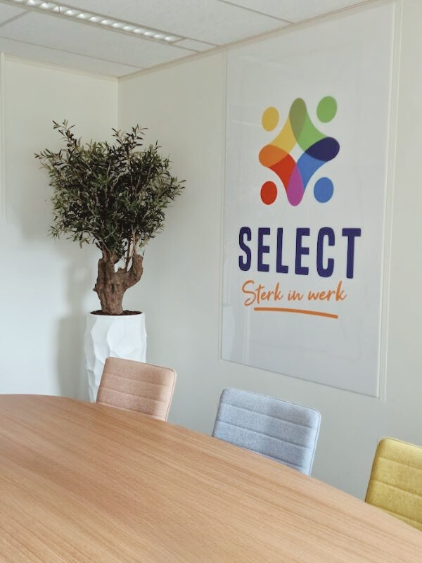 Kantoorverbouwing Select Uitzendbureau (Uitgeest): vergaderruimte met branding, warm hout en groenaccenten. Ontwerp en styling door En-Casa.