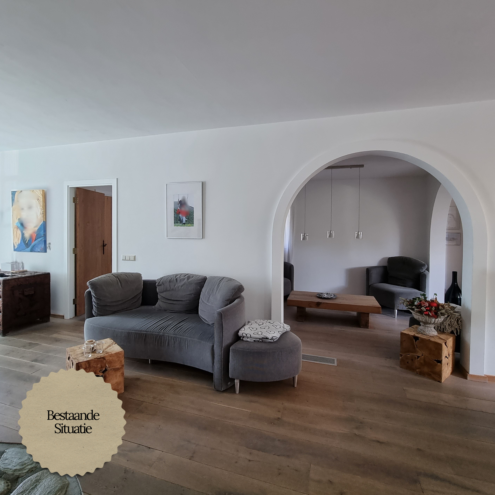 Before foto van de woonkamer met grijze hoekbank, houten vloer en een ronde boogdoorgang naar de aangrenzende ruimte. Neutrale wanden, eenvoudige meubels en basisverlichting geven een rustige, maar nog onbenutte indeling.
