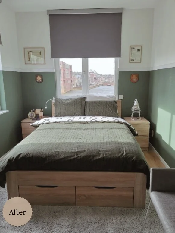 Deze slaapkamer mocht stoer zijn, maar wel licht blijven. Daarom koos En-Casa voor groen in de lambrisering en wit erboven, zodat de ruimte luchtig aanvoelt. Het bed bij het raam zorgt voor rust en symmetrie, met een warme en comfortabele afwerking.