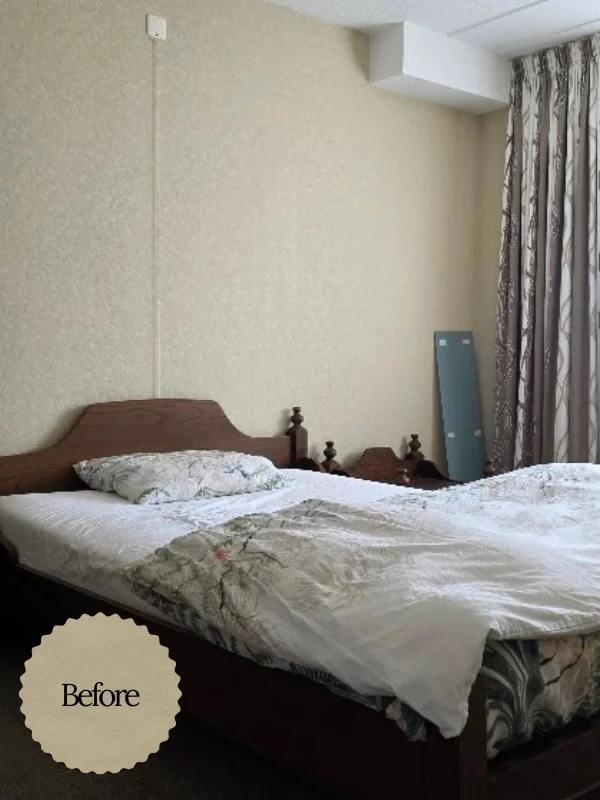 Slaapkamer vóór restyling met oude houten bedombouw, donkere tinten en gedateerde uitstraling- En-Casa Interiors.