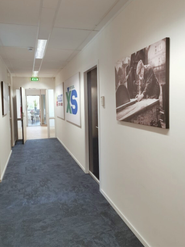 Kantoorverbouwing Select Uitzendbureau (Uitgeest): gang en routing met branding, rustige kleuren en een heldere uitstraling. Ontwerp en styling door En-Casa.