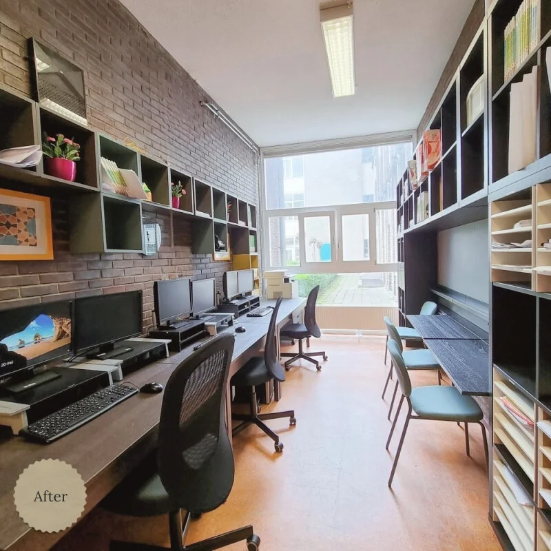 Docentenwerkruimte bij het Stanislas College met maatwerk werkplekken, geïntegreerde opbergruimte en een efficiënte indeling die samenwerking en concentratie ondersteunt. Interieuradvies, ontwerp en styling door En-Casa Interiors.