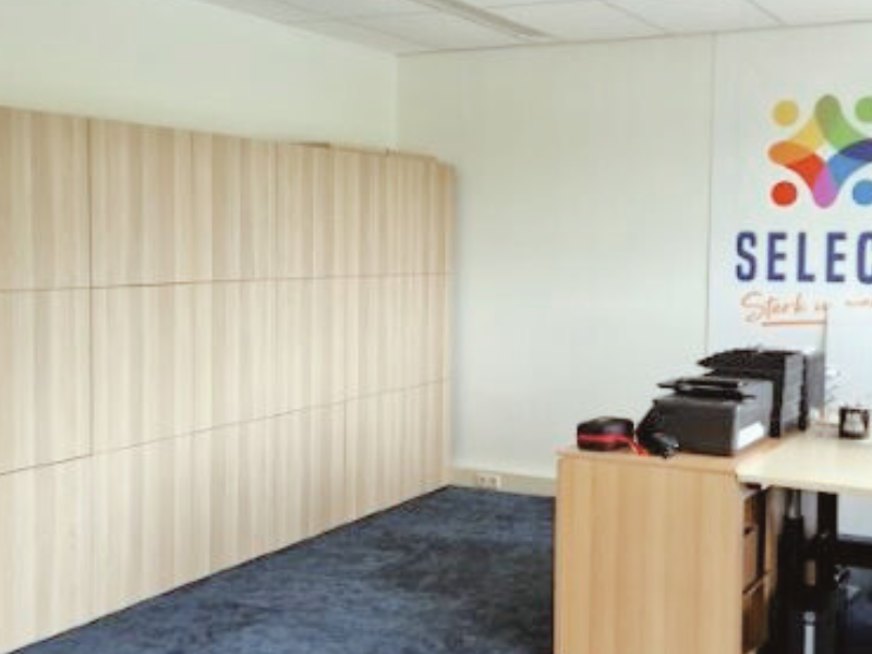 

Kantoorverbouwing Select Uitzendbureau (Uitgeest): werkplek met kastenwand, opbergruimte en branding. Ontwerp en styling door En-Casa.