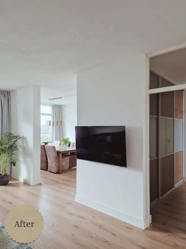 Daarna-situatie van de woonkamer met open indeling, lichte houtvloer en strak geïntegreerde tv-wand, ontworpen voor meer rust, ruimte en een betere verbinding tussen de verschillende leefzones.  Interieuradvies, interieurontwerp en styling door En-Ca