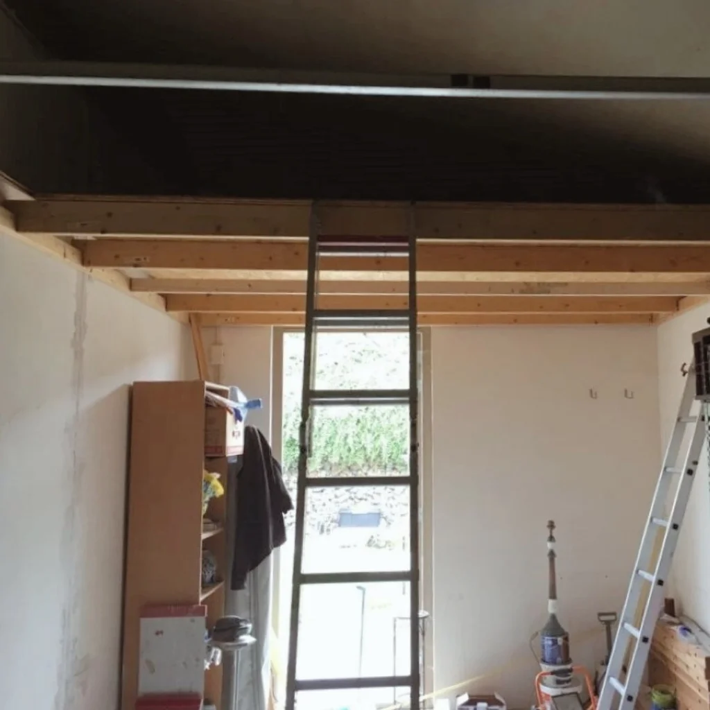 Voor-situatie van de garage met open plafond en onbenutte ruimte – basis voor een slimme herindeling naar man-cave met gym en werkplek door En-Casa Interiors in Heemskerk.