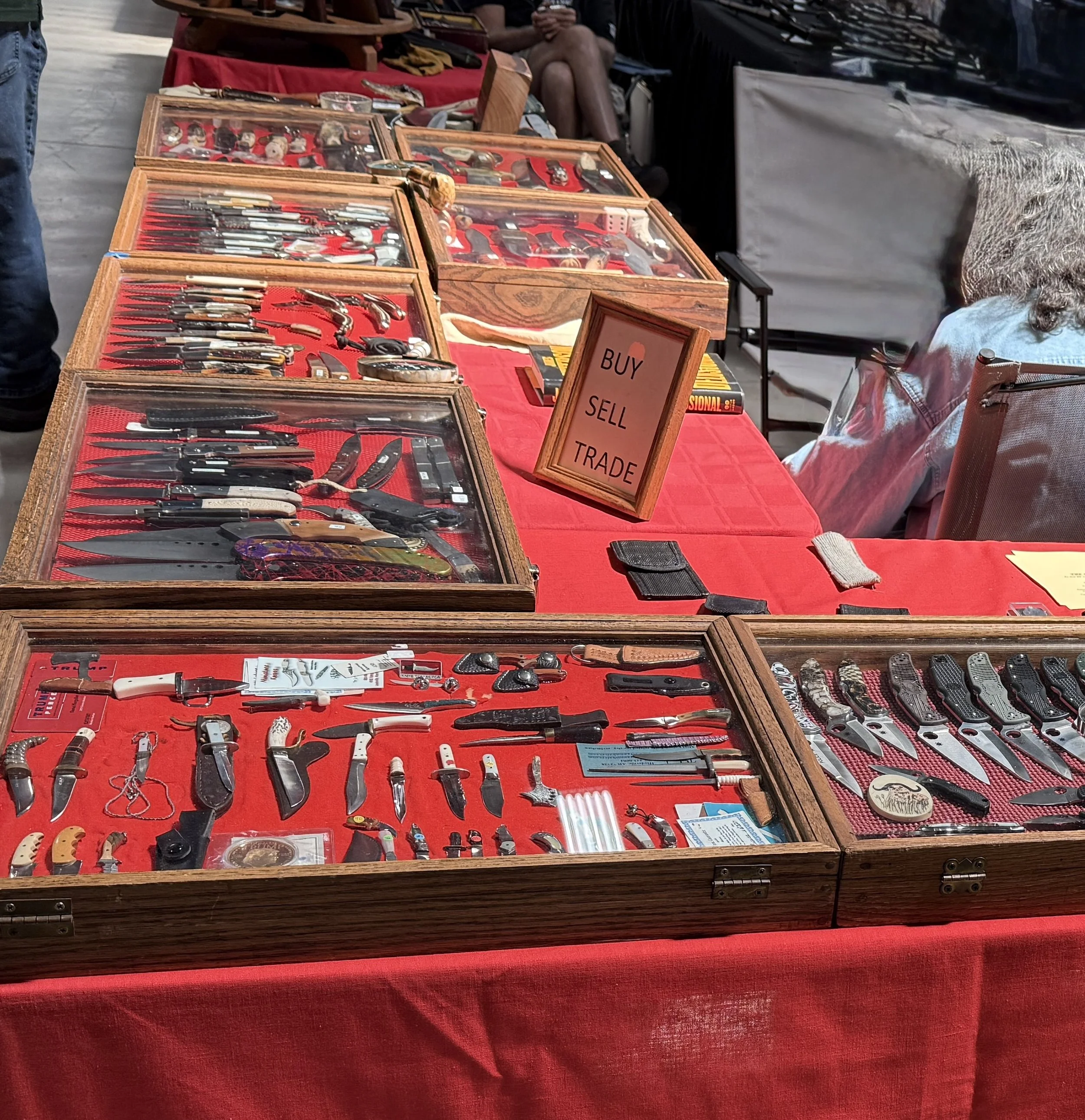 Display cases with lots of knives