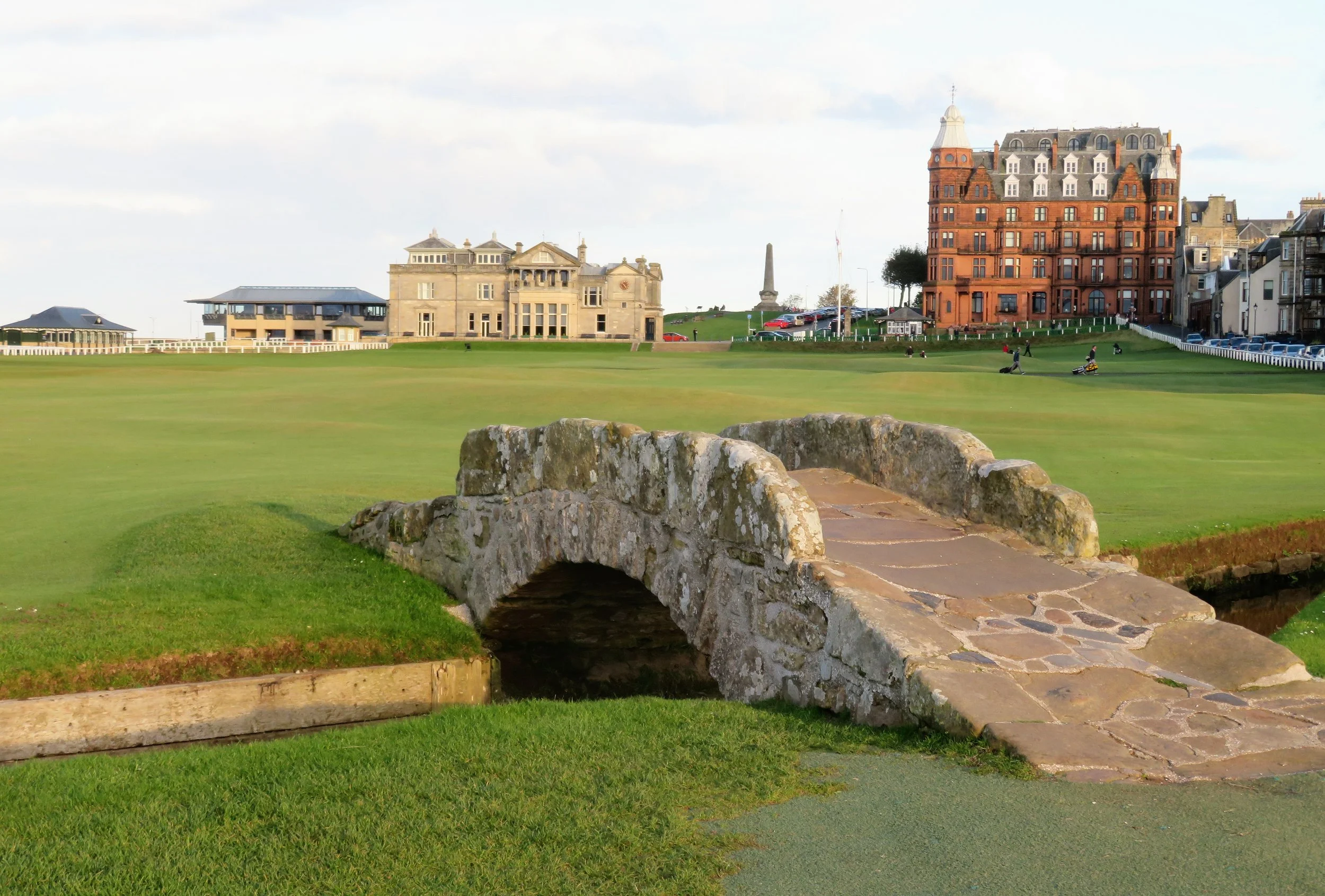 Image du 18ème trou du Old Course de St Andrews avec le R&A Clubhouse en arrière-plan