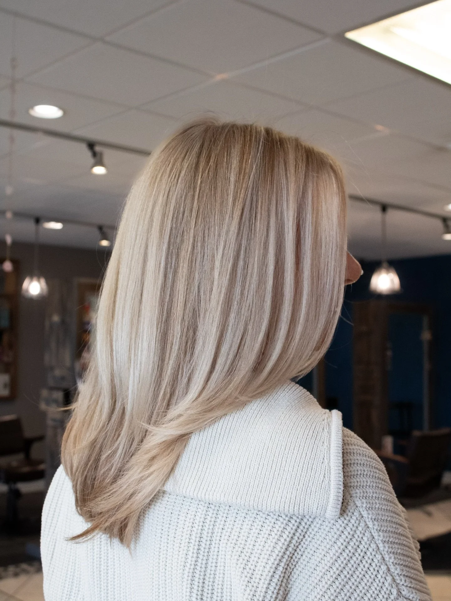 Back at the blonde 🙌

&bull;
&bull;

This client loves maintaining her blonde, so @hairartist__healthcoach keeps it light and bright, year round! For that final touch, Aimee used L&rsquo;ANZA Root Effects to create added volume and Keratin Healing O