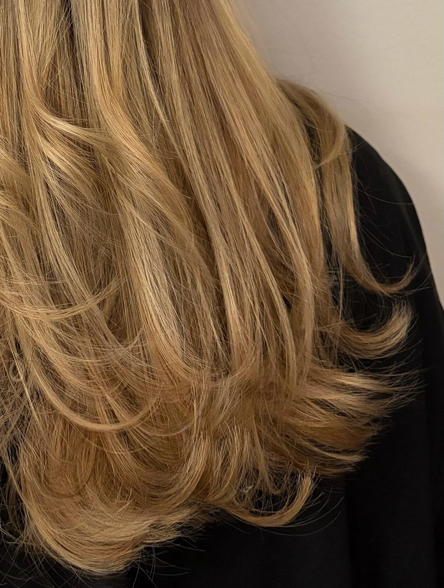BLONDE is all in the DETAILS

From the careful placement to the perfect blend of tones, blonding is truly a CRAFT, and one we know well.

Our secret to the perfect blonde is understanding the CLIENT, both their starting point and desired end result. 