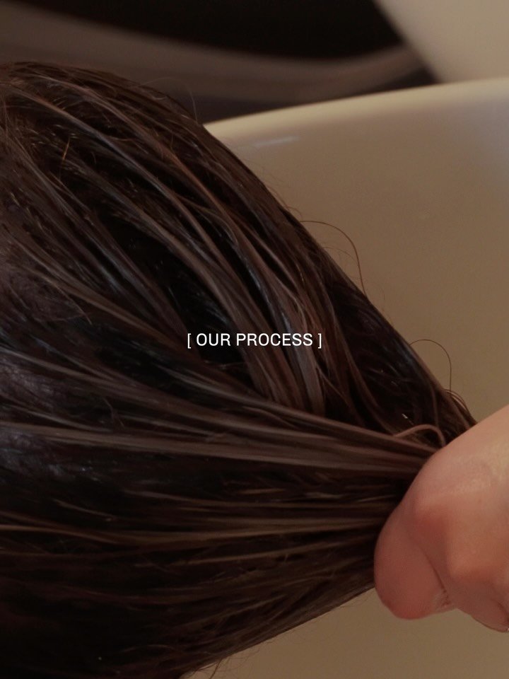 The 5 Stages of Every Appointment &darr;

[ 01 ] THE CONSULT
The initial moments in our chair, where our stylists listen and connect to truly understand your hair needs.

[ 02 ] THE COLOR
The moment of action where our stylists begin your hair transf