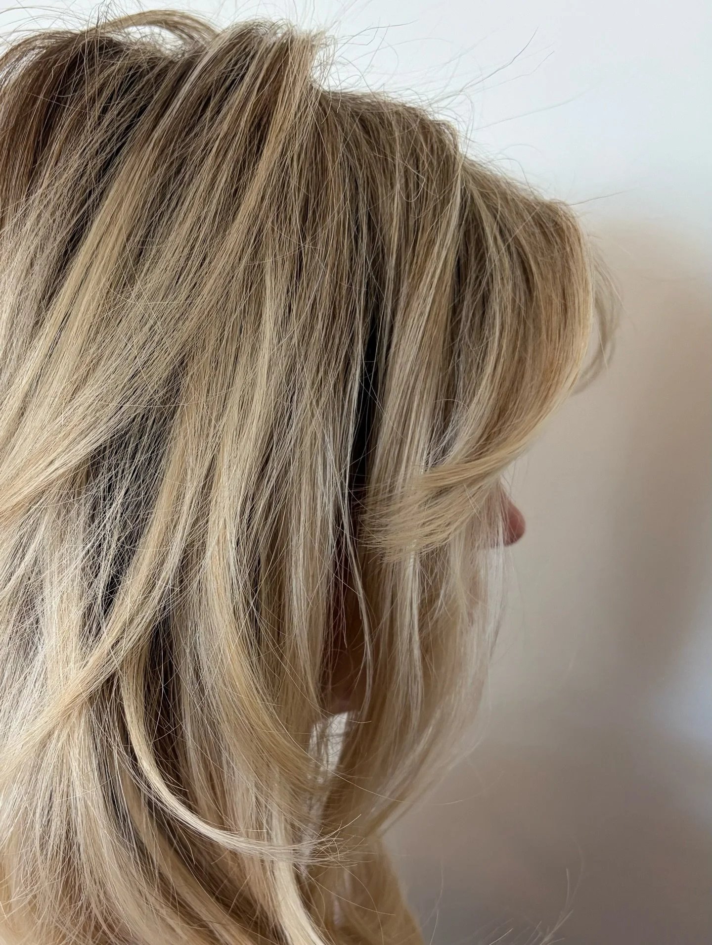 Proof of our @domdomhair rollers obsession 🤭

&bull;

WHY WE LOVE THEM

Between the beautiful design and ease of use, these roller sets give you bouncy, voluminous curls at home!

HOW TO USE

&rarr; Small sections of hair, no wider than the barrel
&