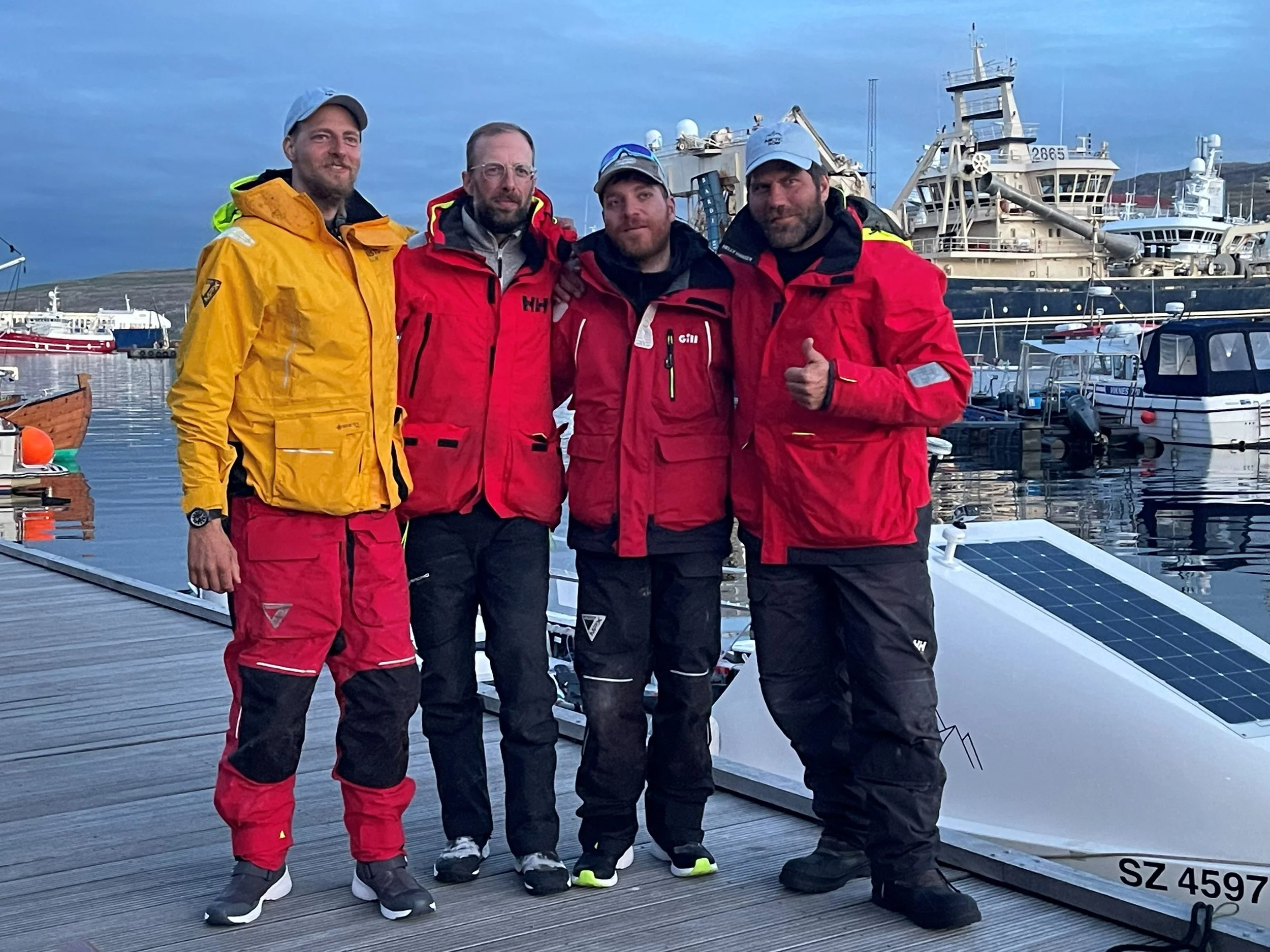 Team Arctic Row nach der Ankunft in Tórshavn, Färöer Inseln.jpg