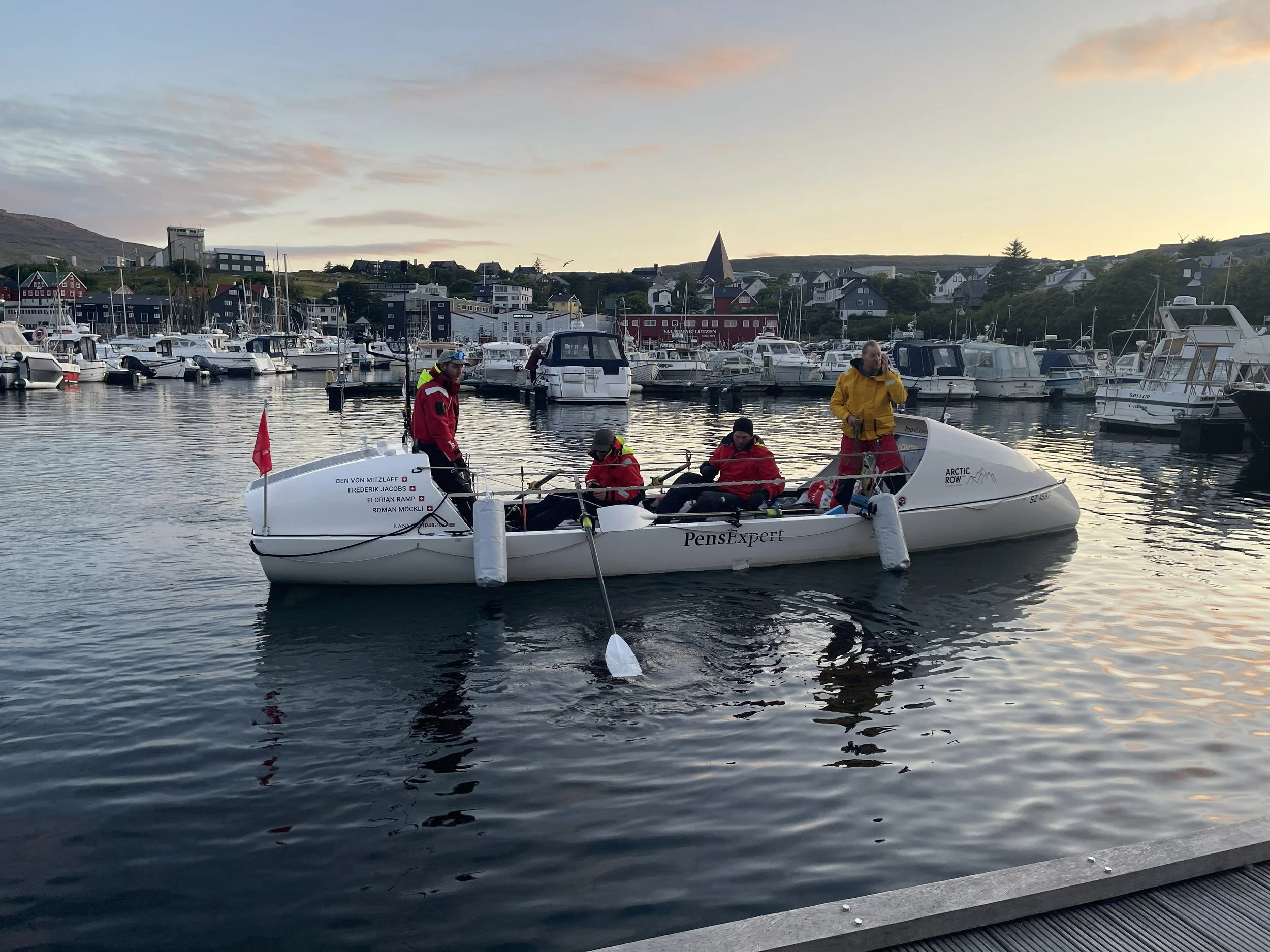 Team Arctic Row bei der Ankunft in Tórshavn, Färöer Inseln.jpg