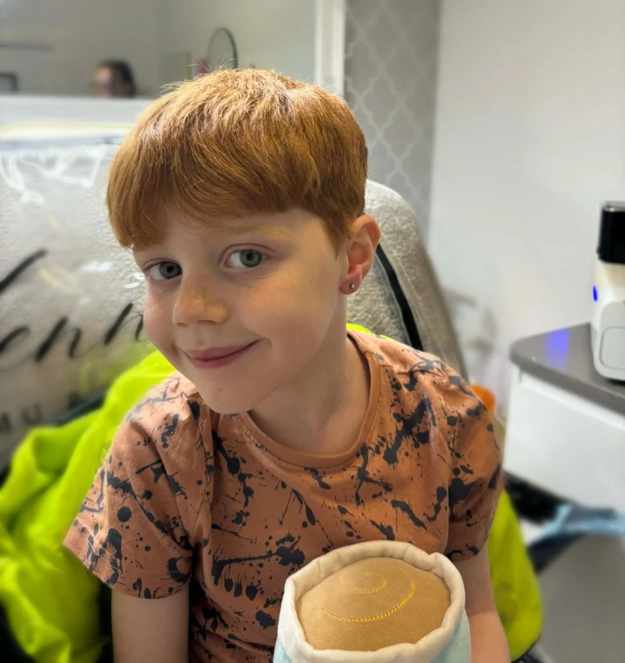 Beautiful child ear piercing by Kayleigh 🙌🏻 

Look at that smile 😊 space this week for any last minute treats! #piercing #needlepiercing #happyclient #earpiercing