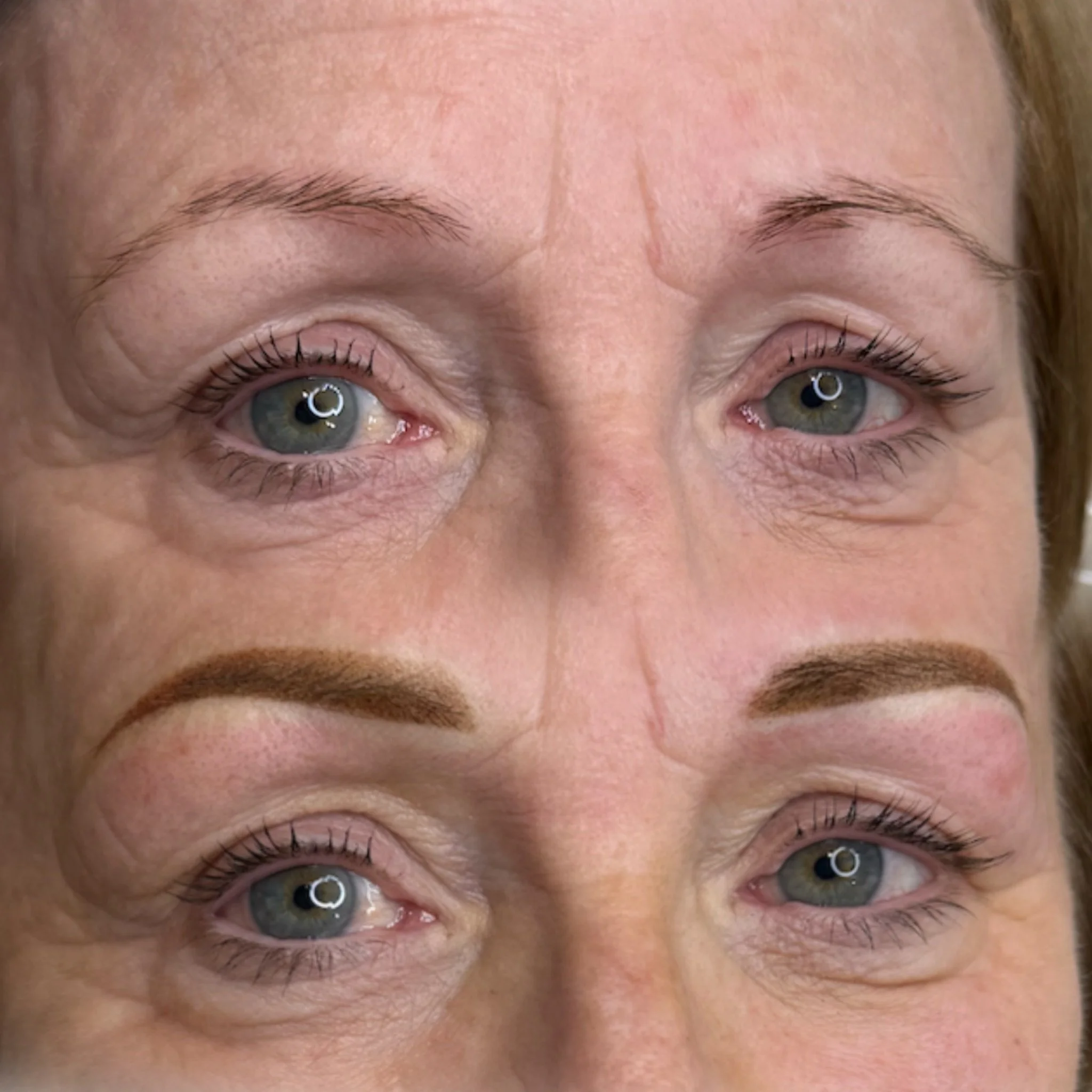 Comparison of a woman's face with and without makeup, showing the eyebrows and eyes.