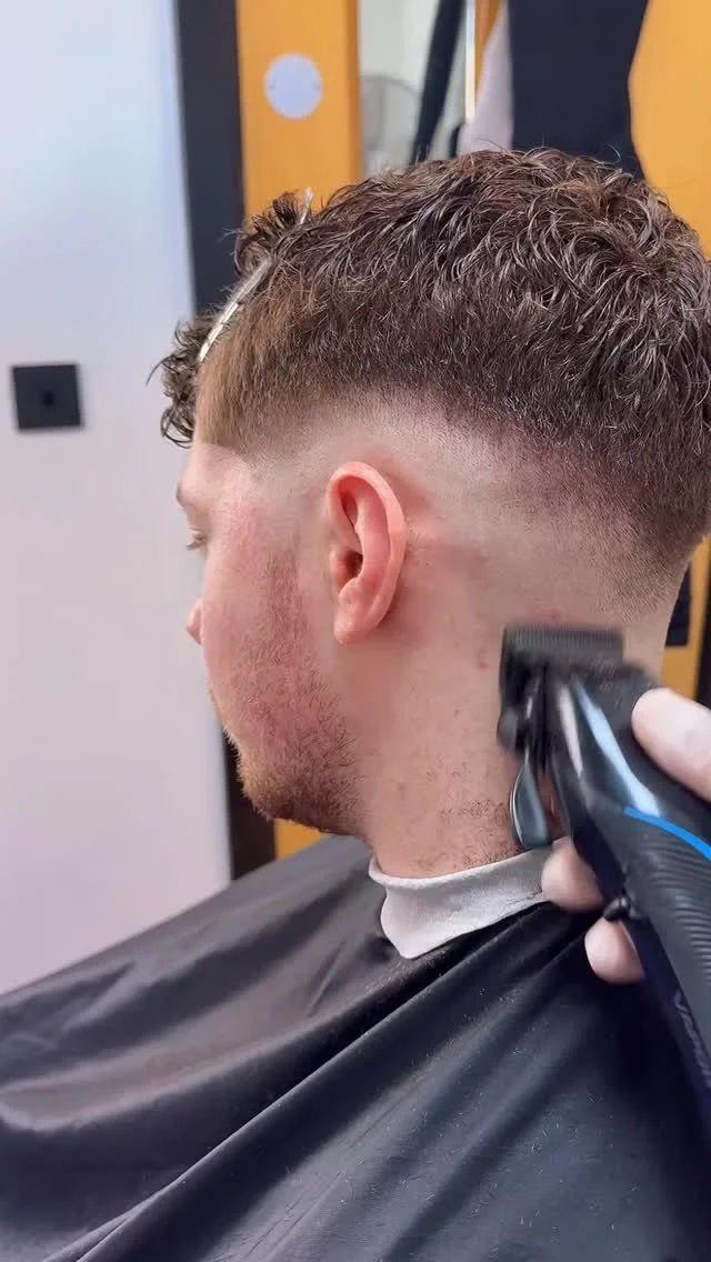 Fades on Fades on Fades โ๏ธ
#SharpBlades #FreshFades #SealyandCoStudio
#barber #barbershop #barberlife #barbers #barbering #barbershopconnect #menshair #haircut #fade #skinfade #freshfade #crispylineup #fadegame #sharpfade #cleanfade
#hairstyle #men