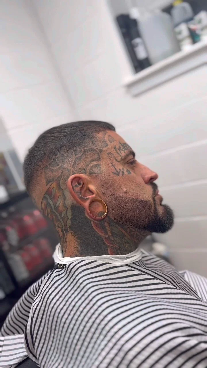 Keeping my guy @kevleeroberts @kevleeroberts.tattoo sharp ๐ช
#SharpBlades #FreshFades #NoFilter