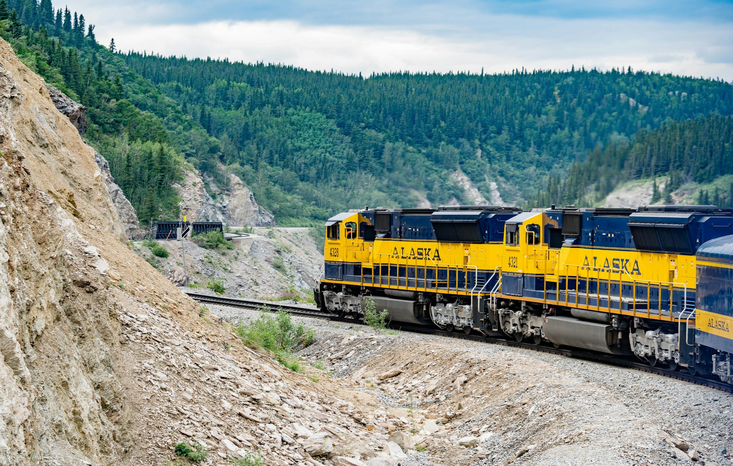alaska railroad train going through the mountains