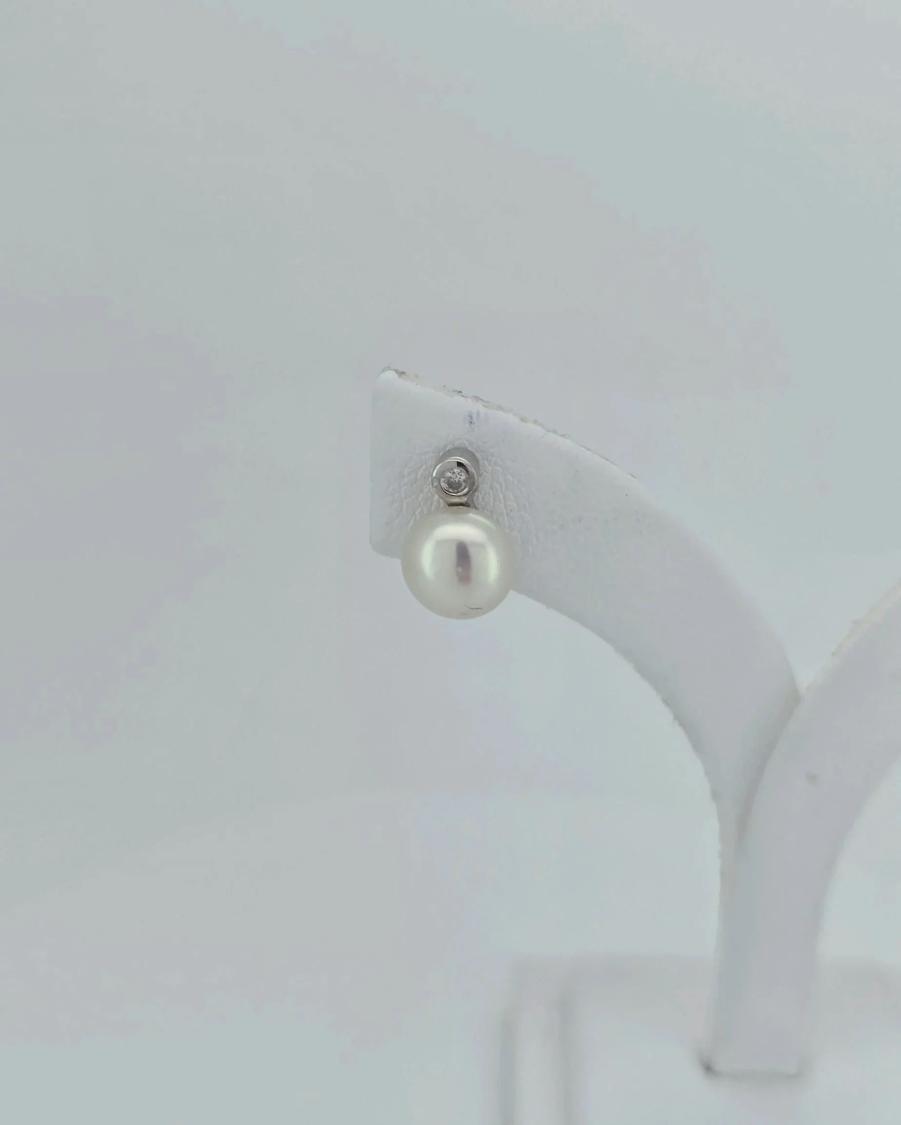 Sterling silver cz stud with 7mm white freshwater pearl