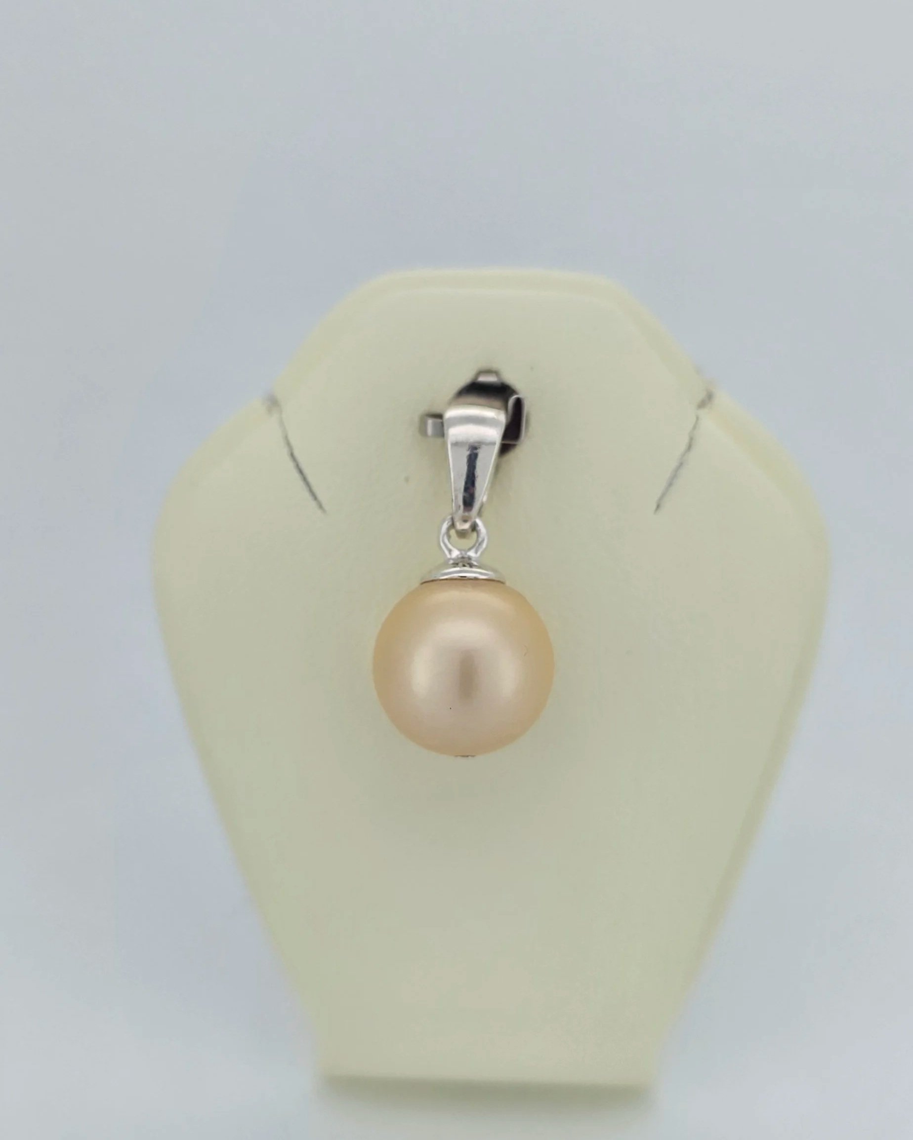 Sterling silver pendant with South Sea Pearl