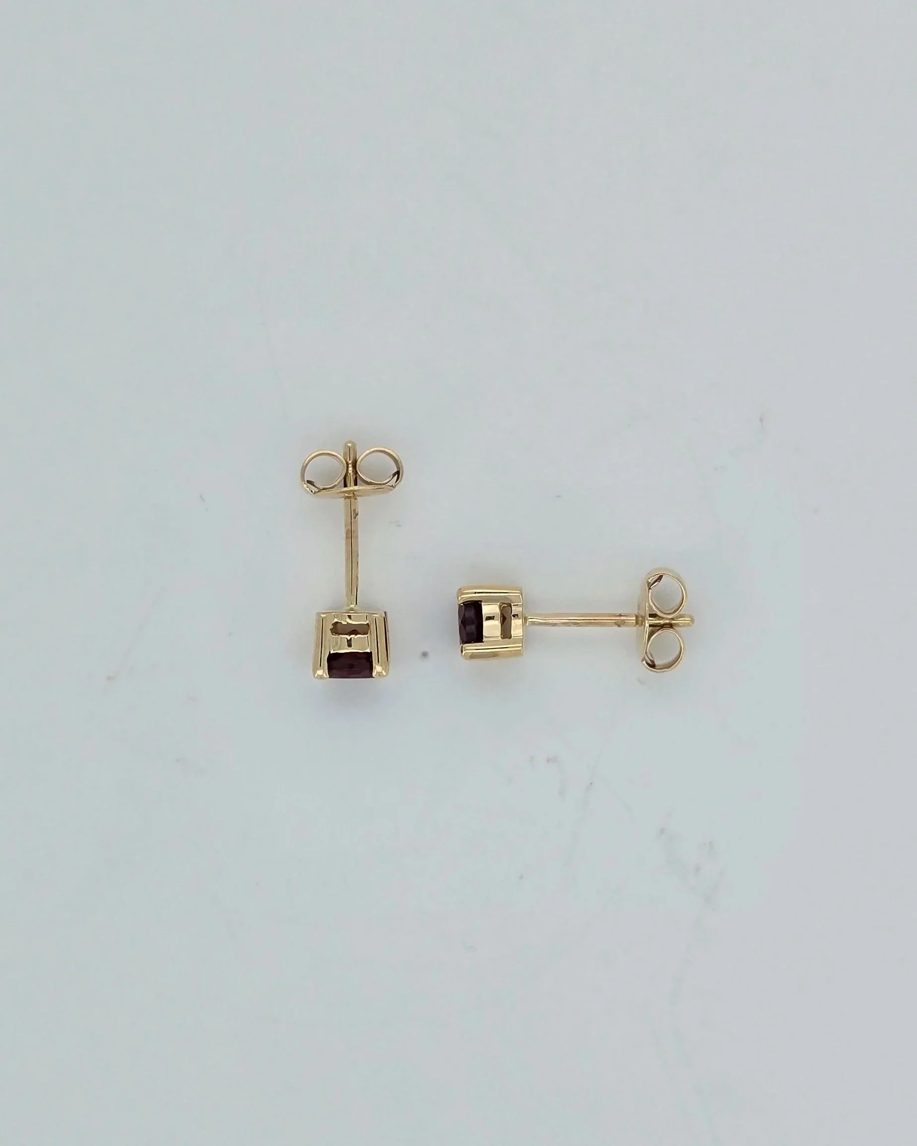 9ct Yellow Gold Garnet Stud Earrings