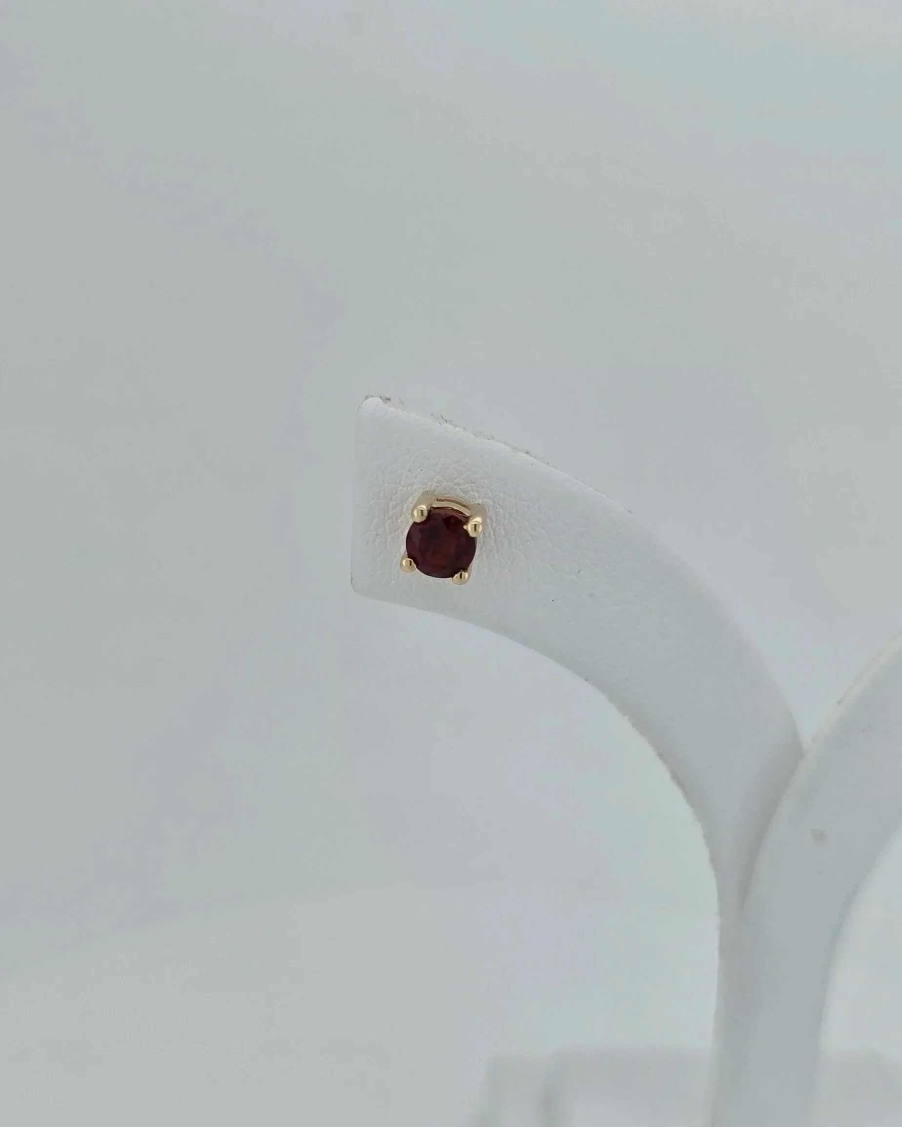9ct Yellow Gold Garnet Stud Earrings
