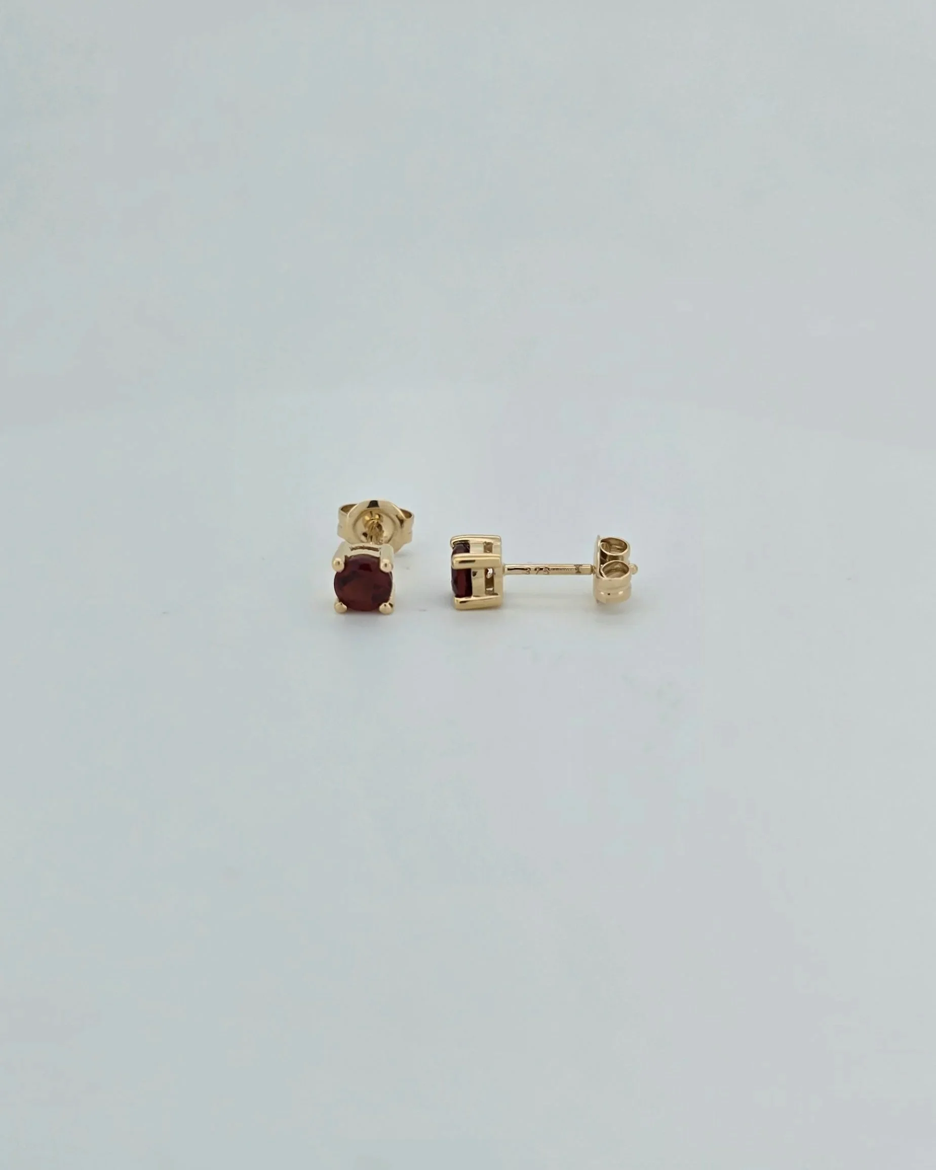 9ct Yellow Gold Garnet Stud Earrings