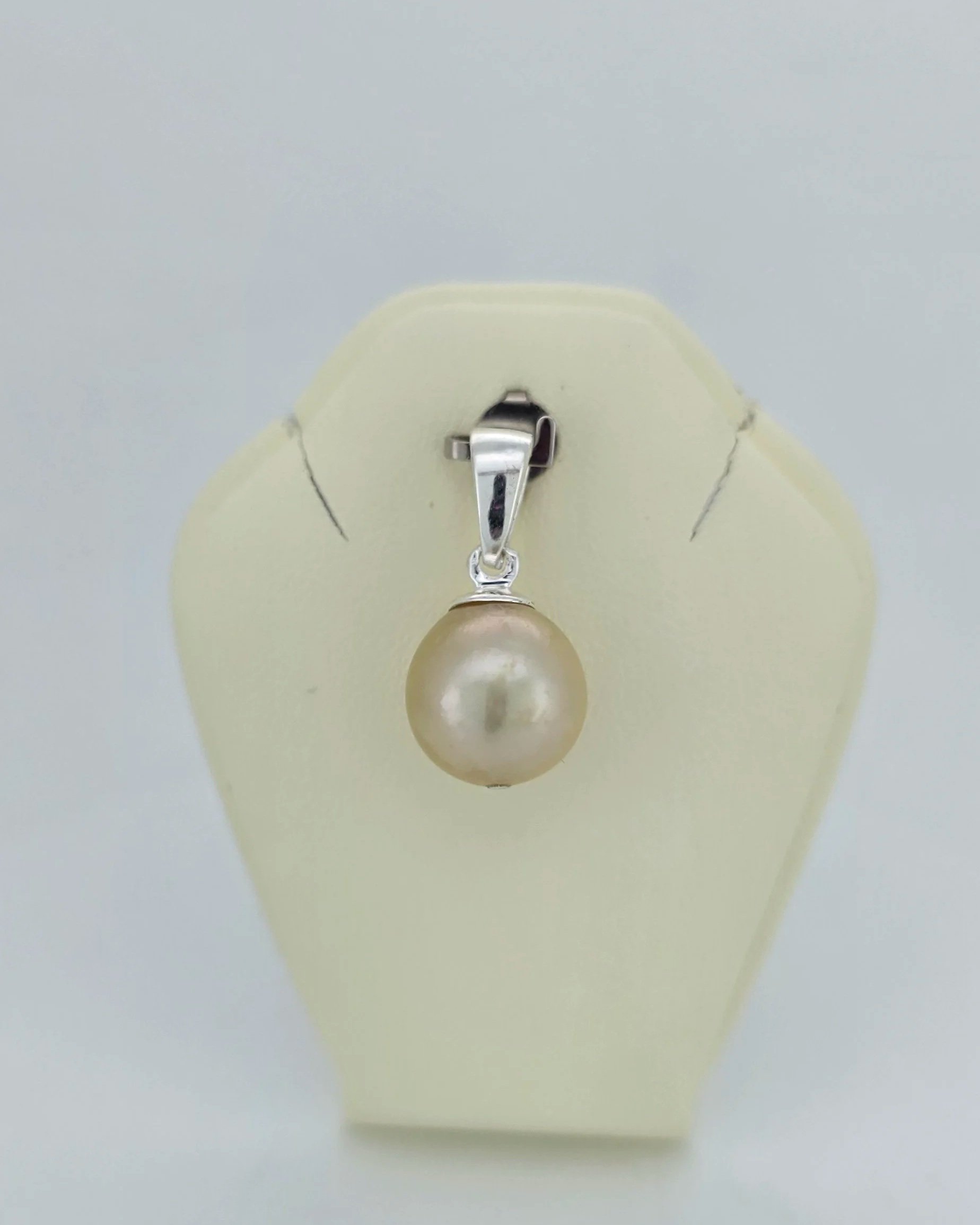 Sterling silver pendant with South Sea Pearl