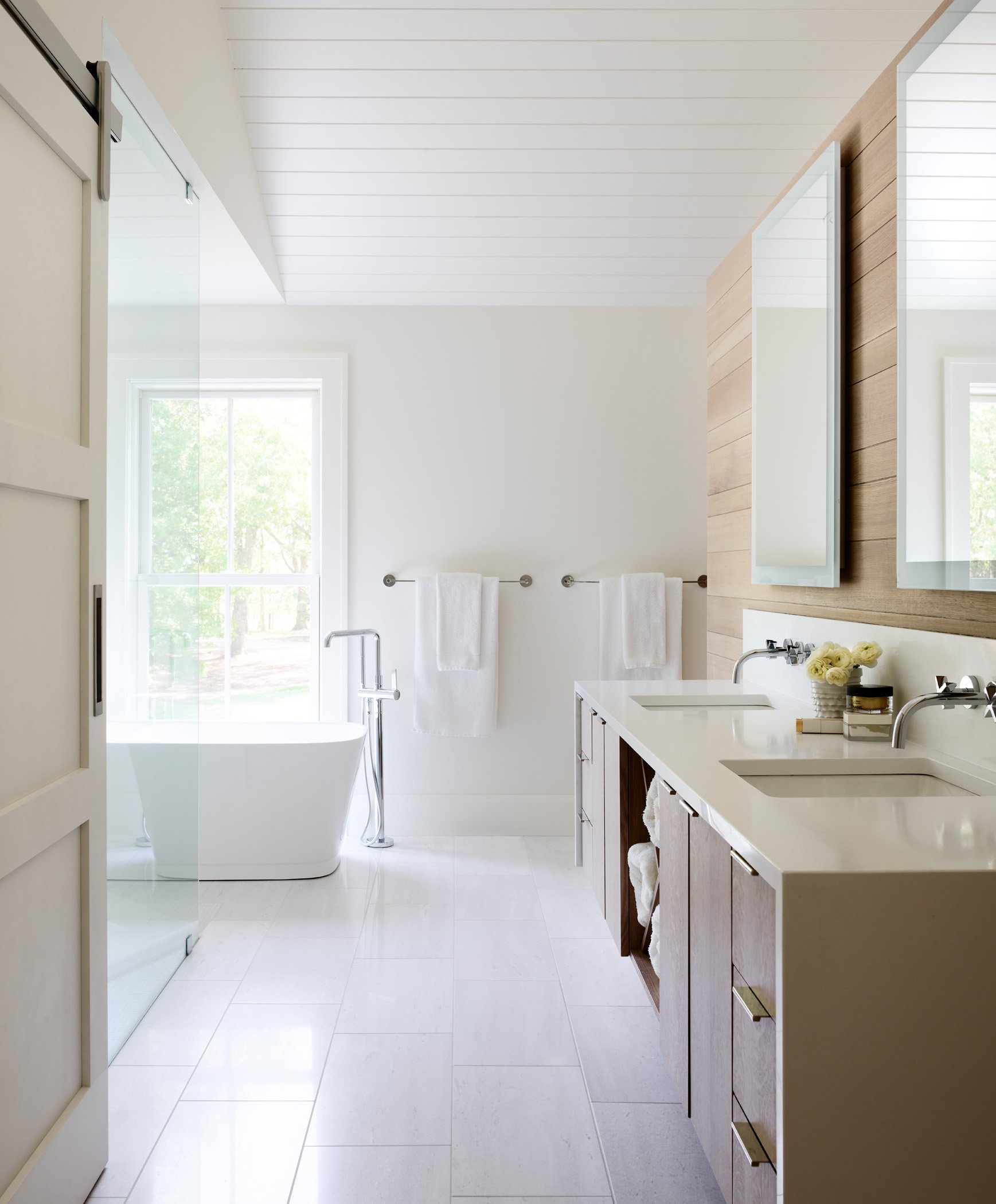 JaredKuzia_SaltonstallHayes_Dartmouth_MainBathVanityTub_S.jpg
