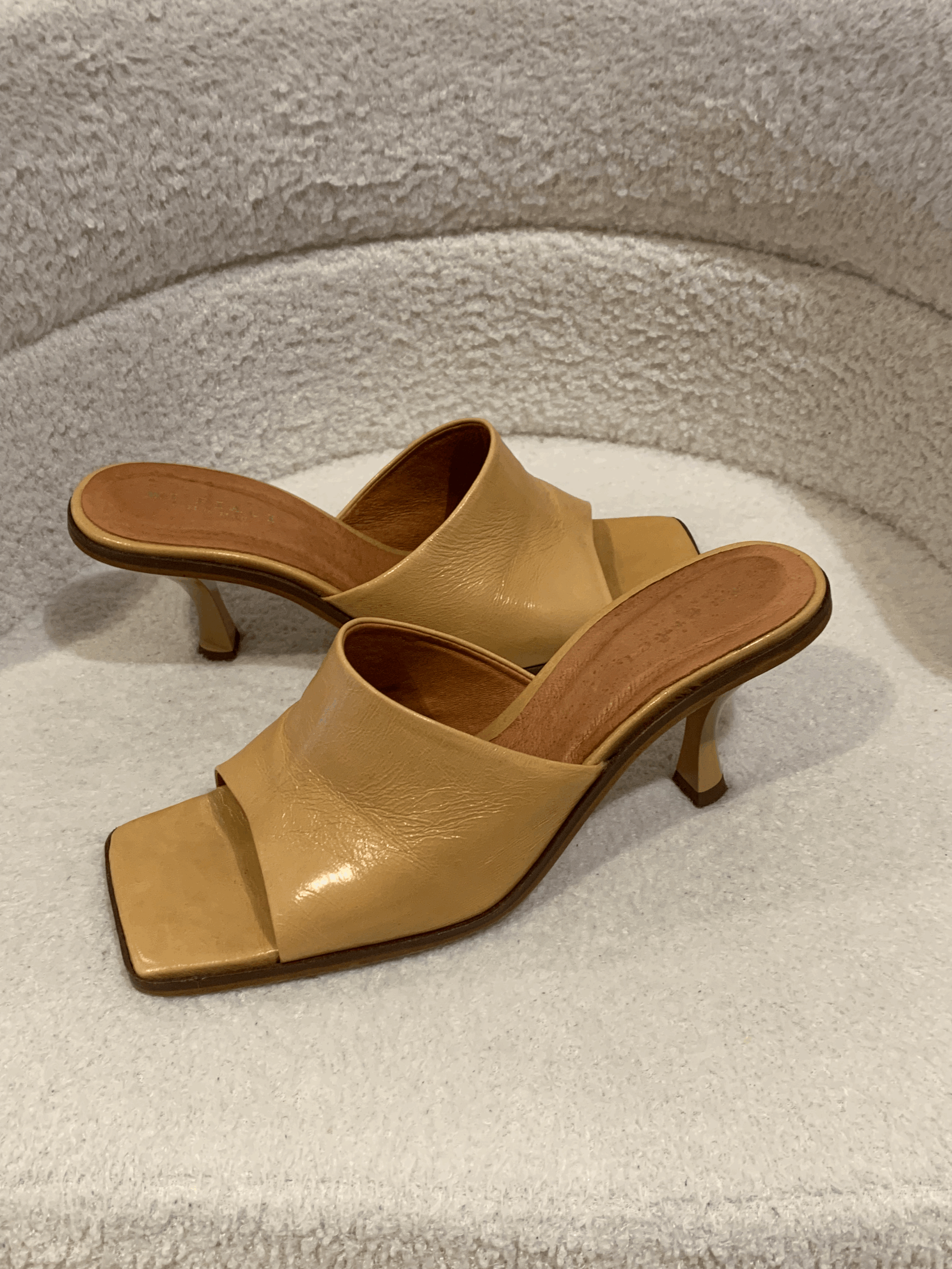 Mi Piaci Sandals | Size 41