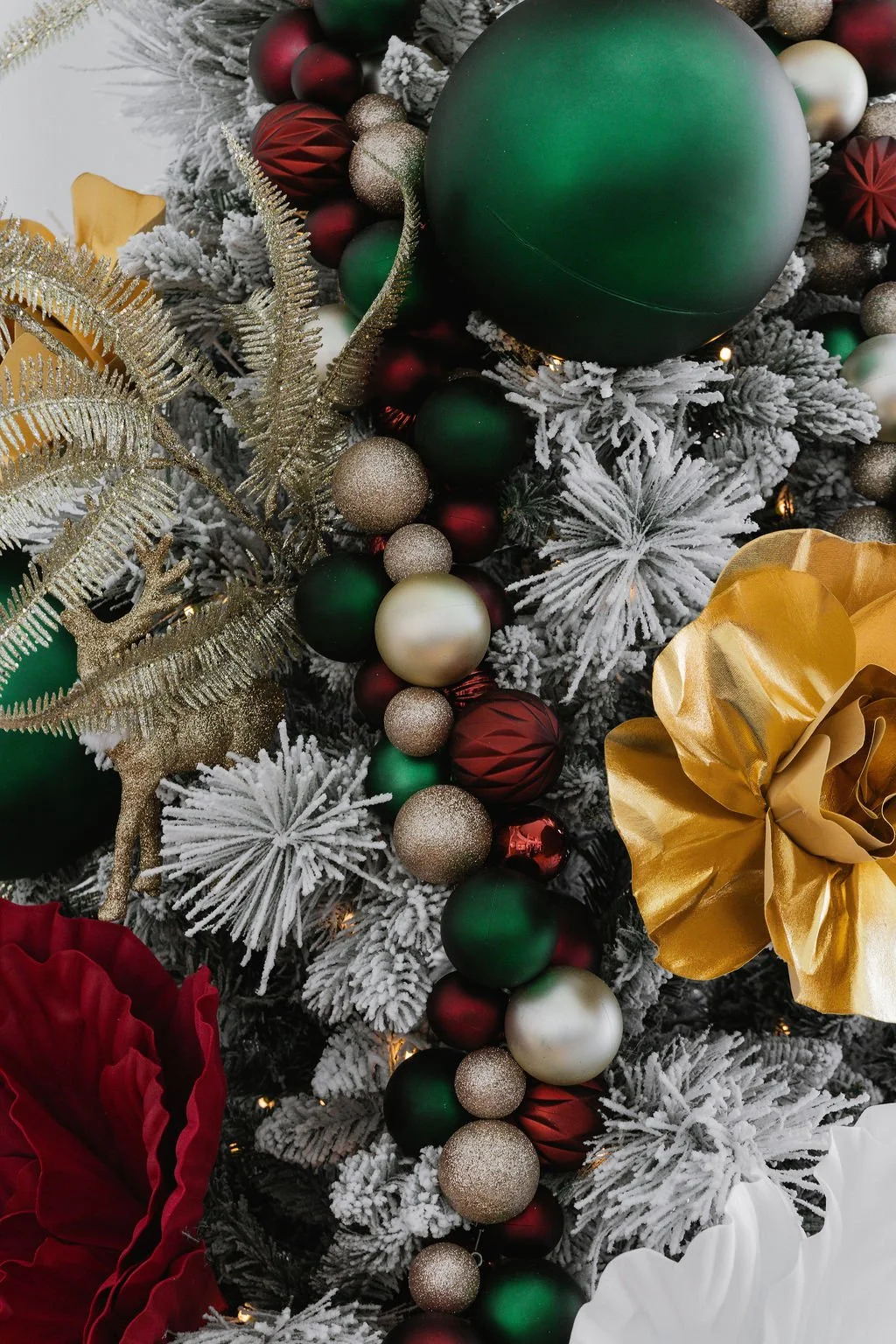 Get_Boxed-red green bauble garland.jpg