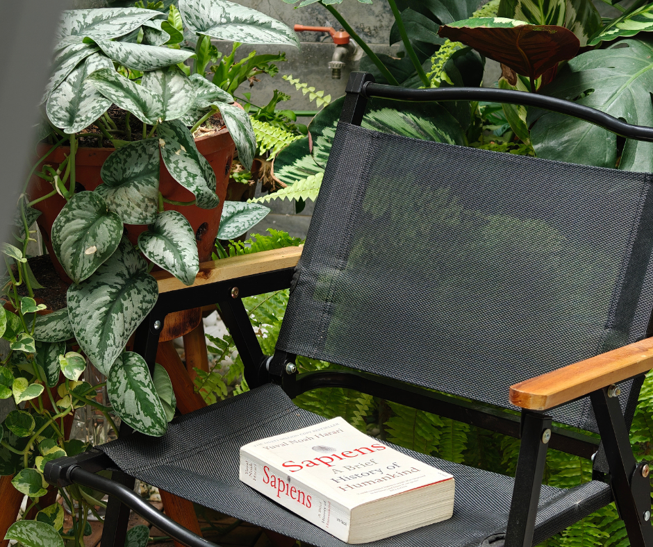 Quiet garden seating area surrounded by tropical plants at Kolab Living.