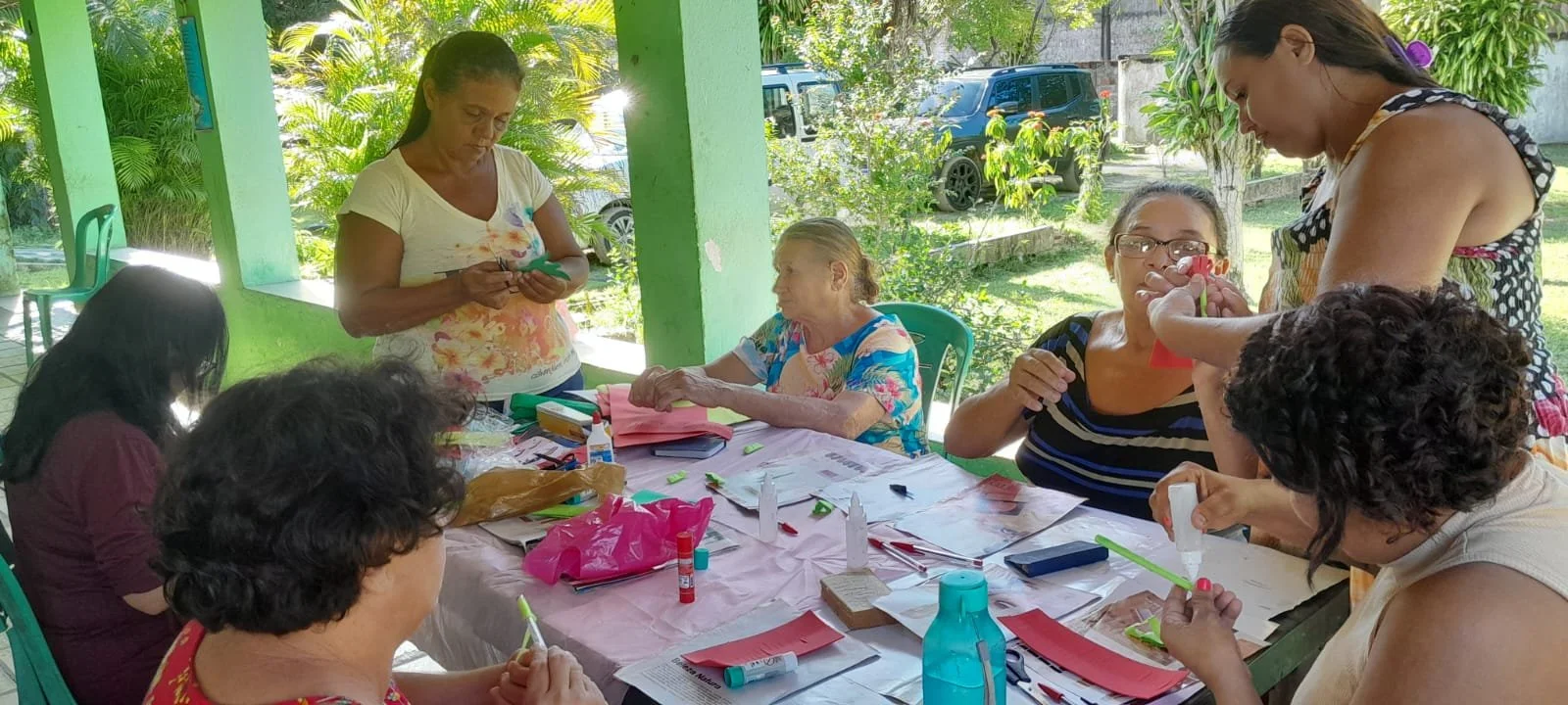 Ældre kvinder i Brasilien, som laver patchwork ved et bord