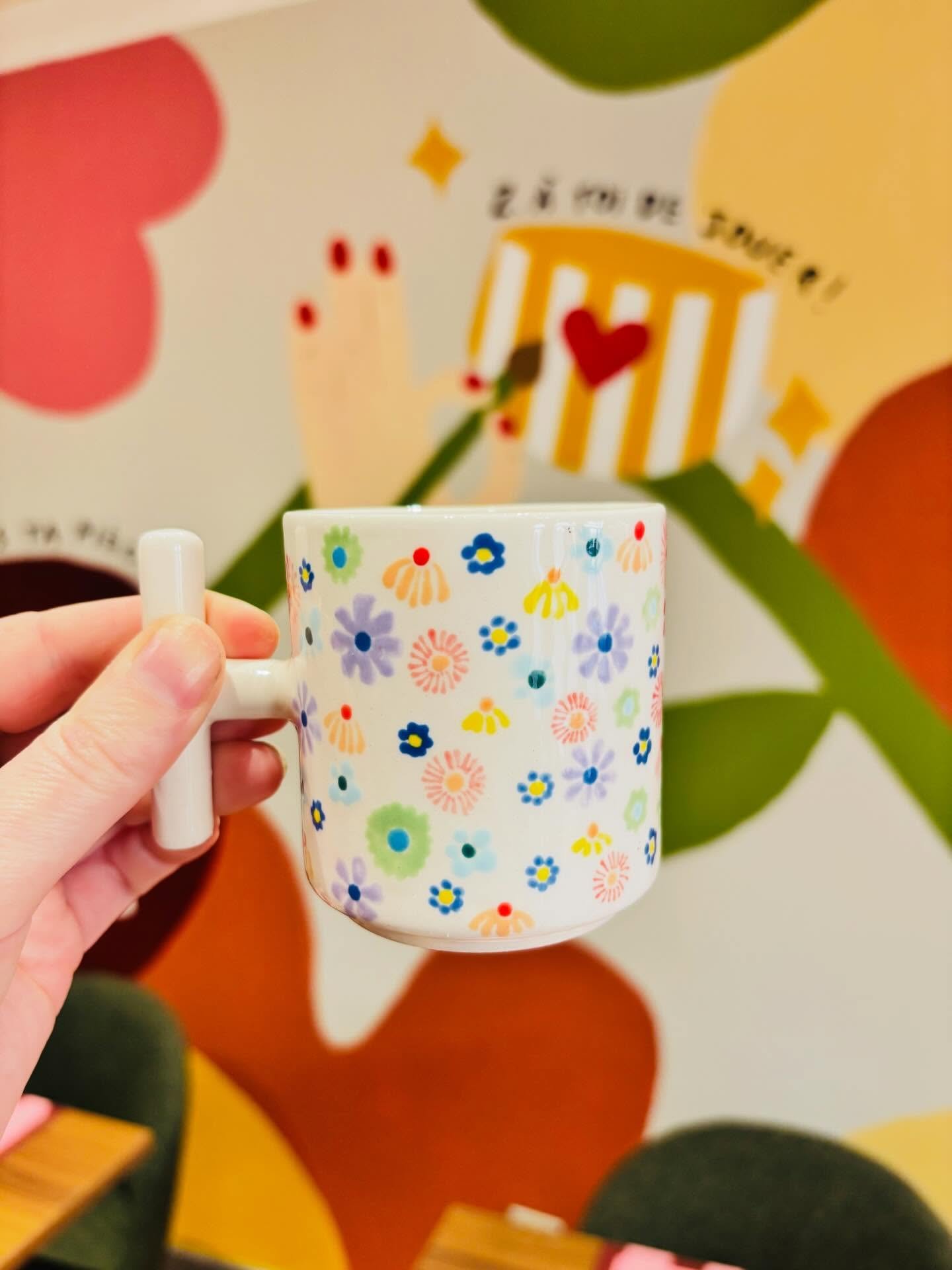 Ehhh, nous avions envie de vous montrer quelques-unes de nos pi&egrave;ces favorites depuis le d&eacute;but de l&rsquo;aventure 🌷☁️

&bull; La tasse serr&eacute;e
&bull; La tasse chai
&bull; Le plat impartial
&bull; Le pot &eacute;tonn&eacute; 
&bul