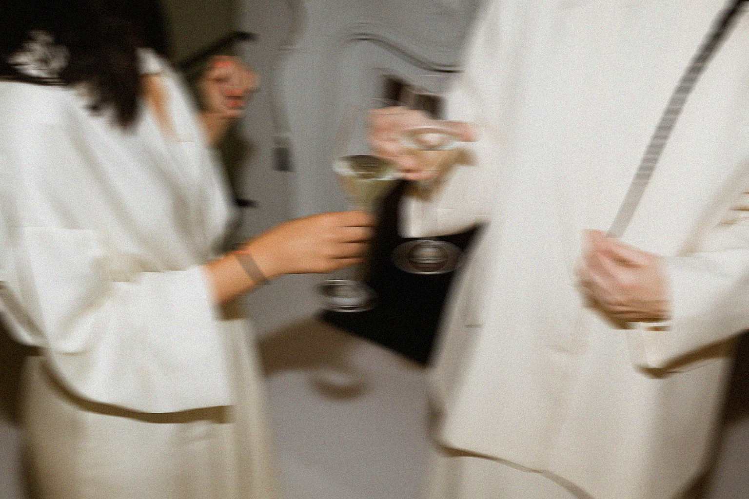 20250925_2113_Elegant Wine Toast_remix_01k614jczxffsasjc0x6862164.png