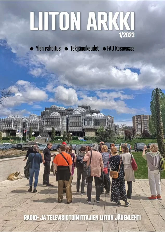 Kuvassa näkyy ryhmä ihmisiä ulkona Pasilassa. "Liiton Arkki" kansilehti.