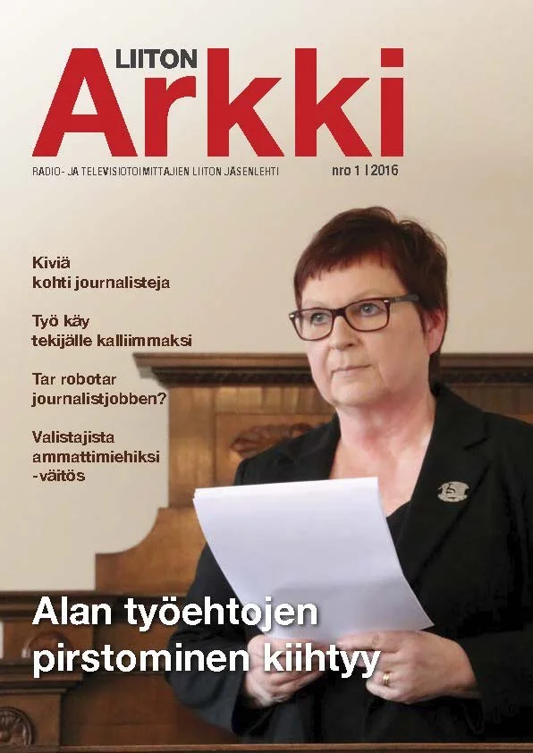 Lehden nimi on Liiton Arki, juliste sisältää kuvan naishenkilöstä, joka katsoo paperia ja on pukeutunut pukuun.