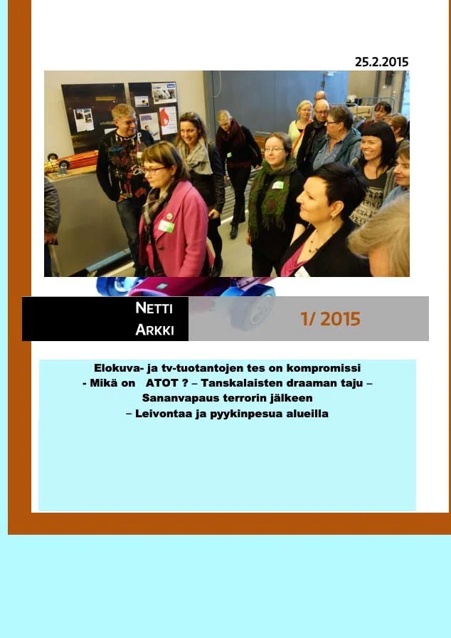 Kuvassa on ryhmä ihmisiä, jotka seisovat ja keskustelevat sisätiloissa. Taustalla on näytteitä ja julisteita. "Liiton Arkki" kansilehti.