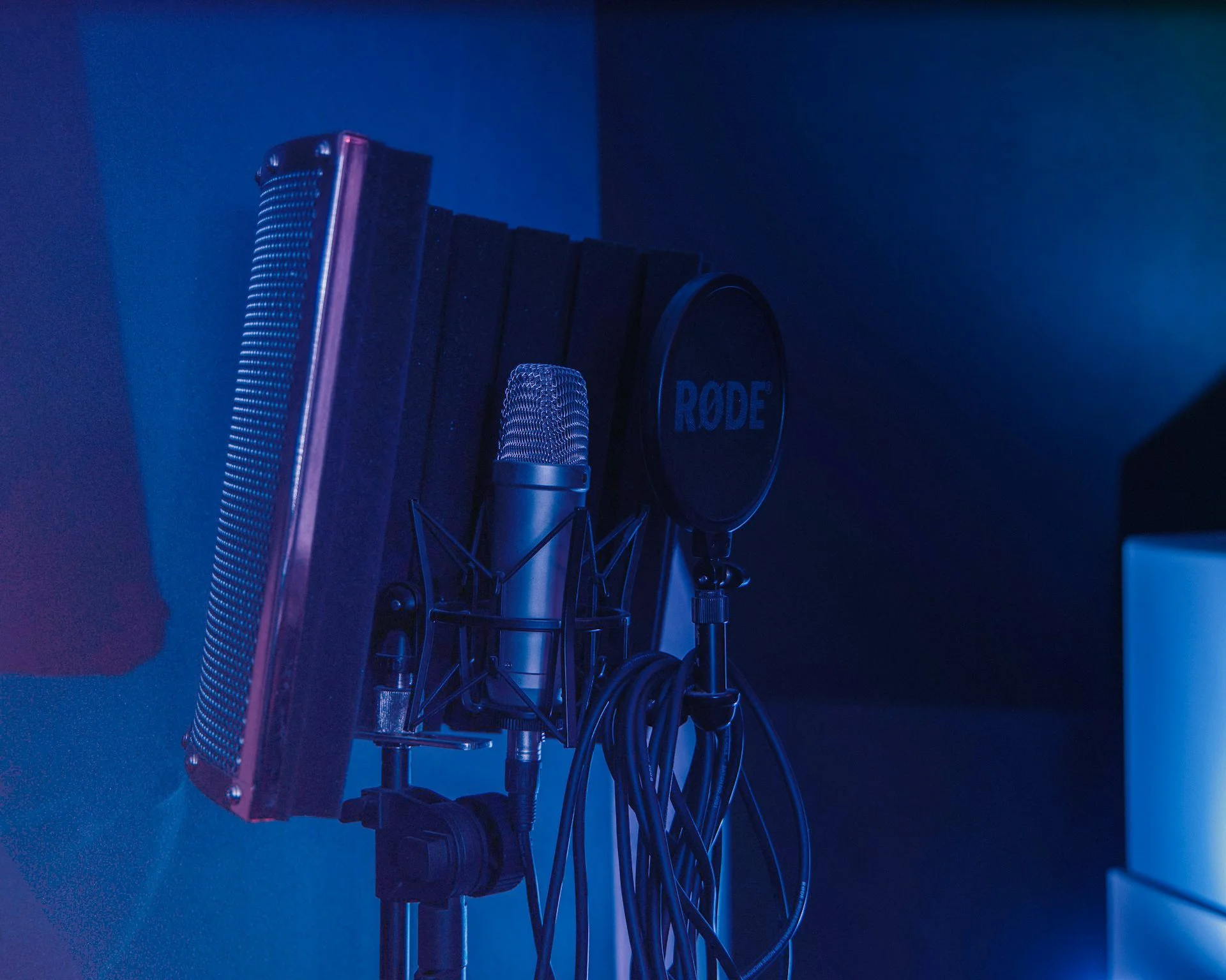 Studio-mikrofoni ja kuunteluviuhka, RØDE merkkinen popsuojus, lyhtykkösä tiedosto