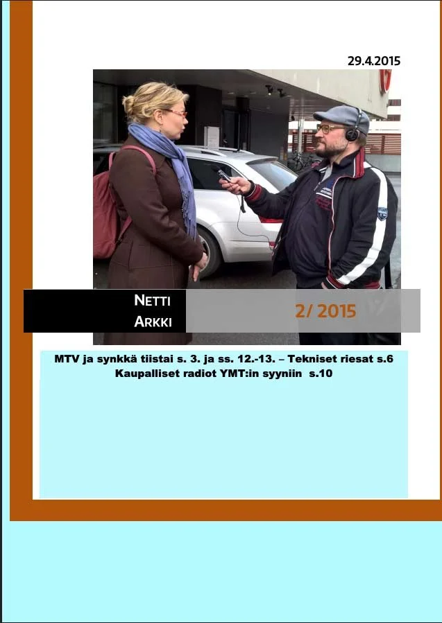 Valokuva naisesta ja miehestä keskustelemassa, miehellä kuulokkeet ja mikrofoni, taustalla auto ja rakennus. "Liiton Arkki" kansilehti.