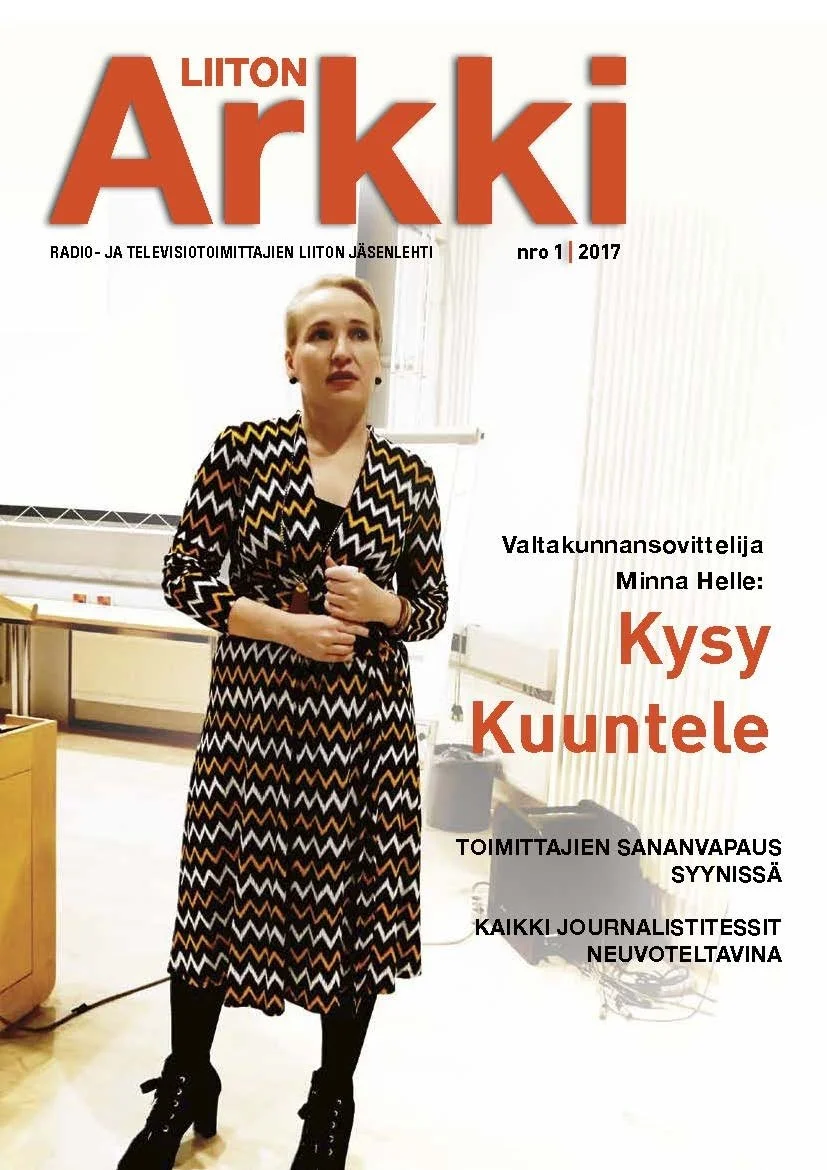 Kuva naishenkilöstä seisomassa sisätiloissa, taustalla valkoinen seinä ja suuri ikkuna. Hänellä on pitkähihainen, polvipituinen raidallinen mekko ja mustat korolliset kengät. "Liiton Arkki" kansilehti.