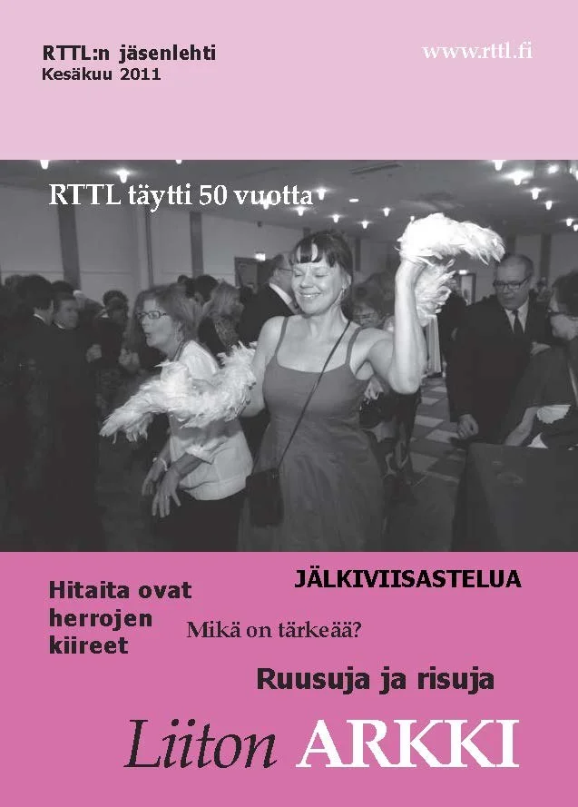 Mustavalkoisessa kuvassa nainen tanssimassa juhlassa, taustalla muita ihmisiä, kokoontumispaikassa, sisällä, iloinen tunnelma. "Liiton Arkki" kansilehti.
