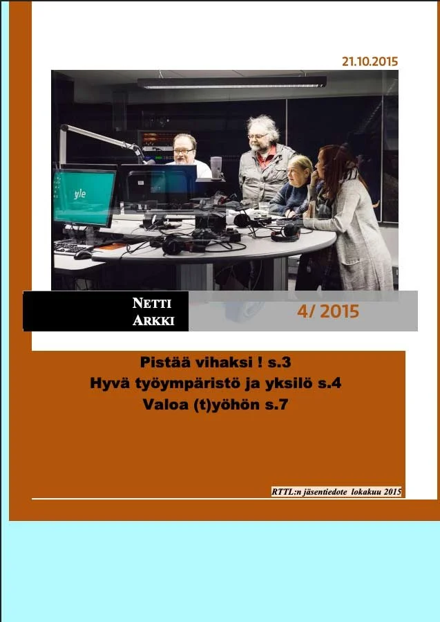 Kuvassa ihmisiä istumassa ja seisomassa radiossa tai äänitarkkailutilassa, joissa on tietokoneita ja mikrofoneja. Taustalla näkyy äänitysstudio tai kontrollihuone. "Liiton Arkki" kansilehti.